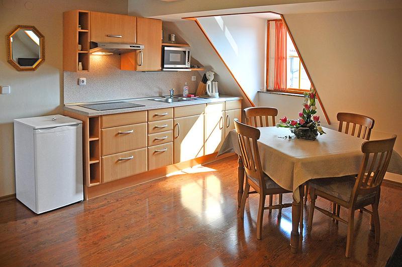 Apartment with Balcony (3 Adults) - Photo 2