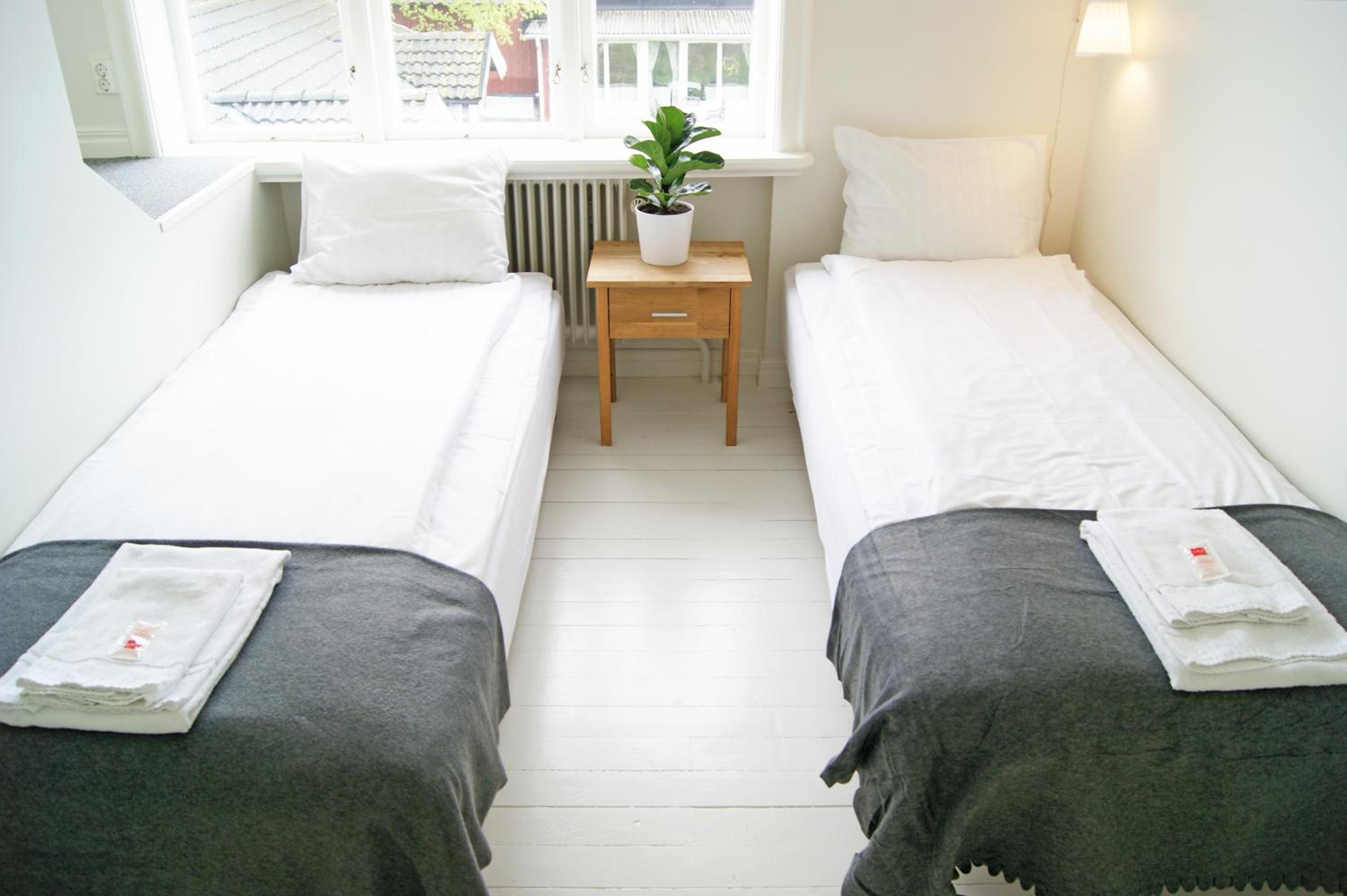 Small Double Room with Shared Bathroom photo 2