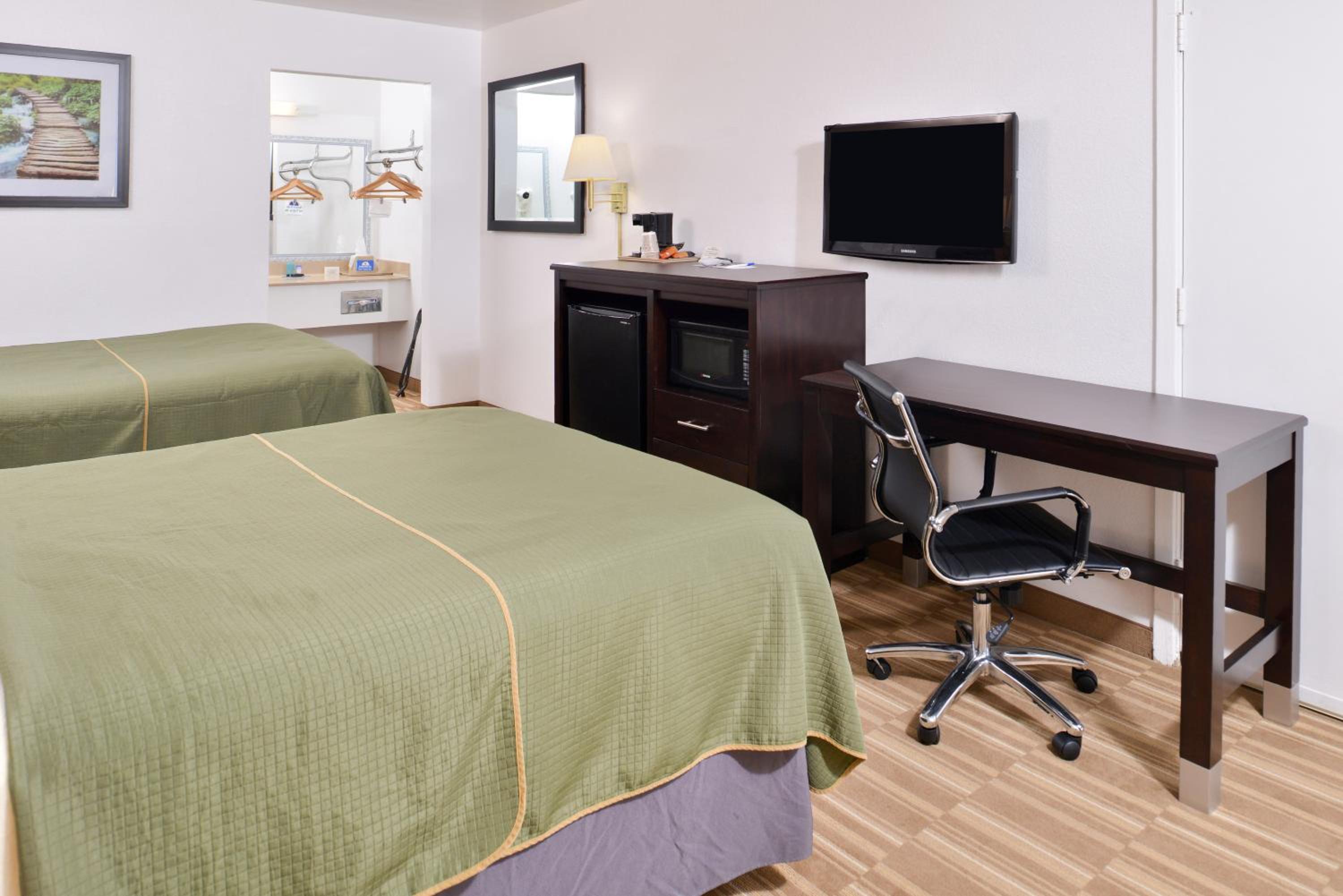 Double Room with Two Double Beds - Smoking - Photo 2