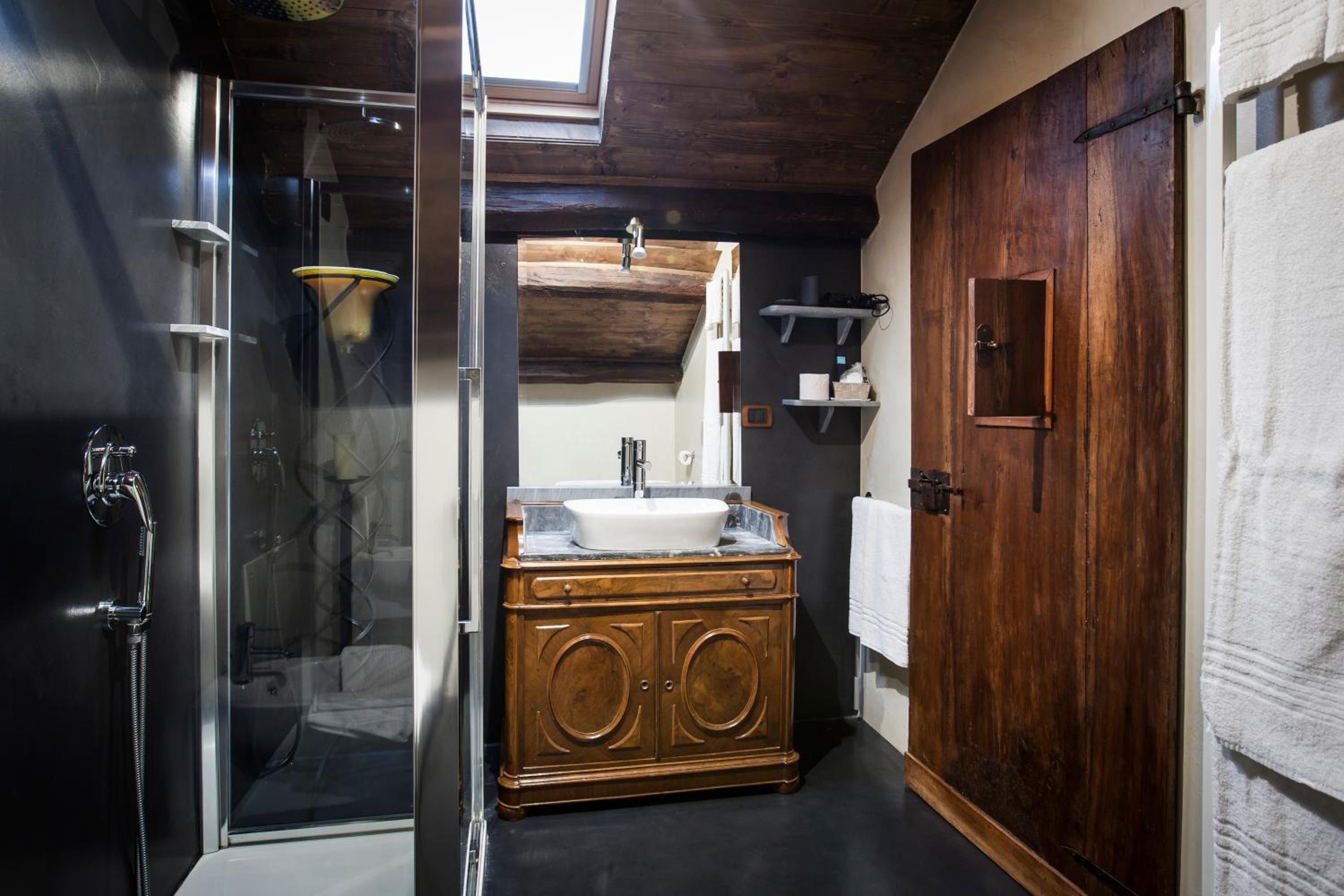 Junior Suite - Top Floor - Photo 9