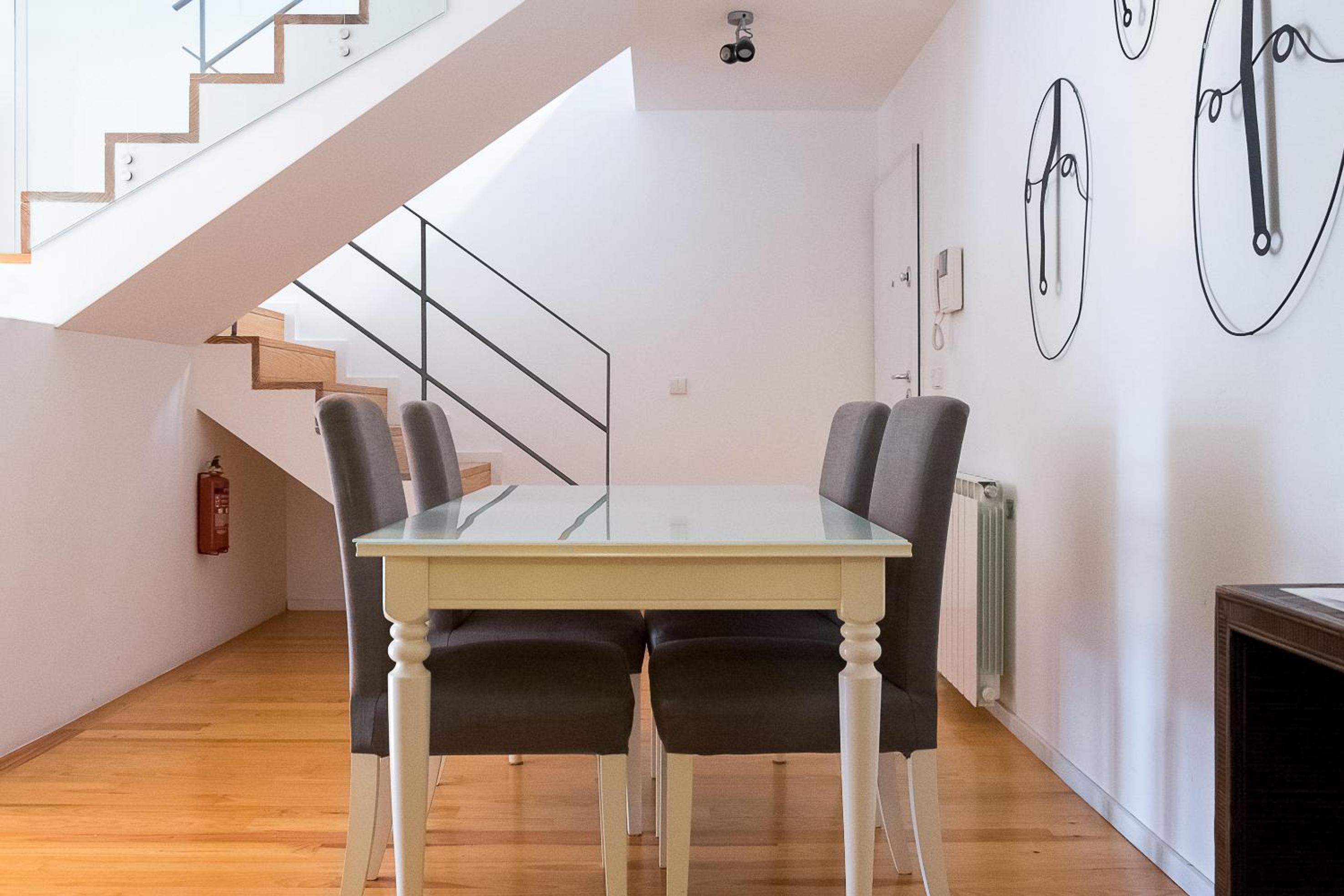 Superior One-Bedroom Triplex Apartment thumbnail 6
