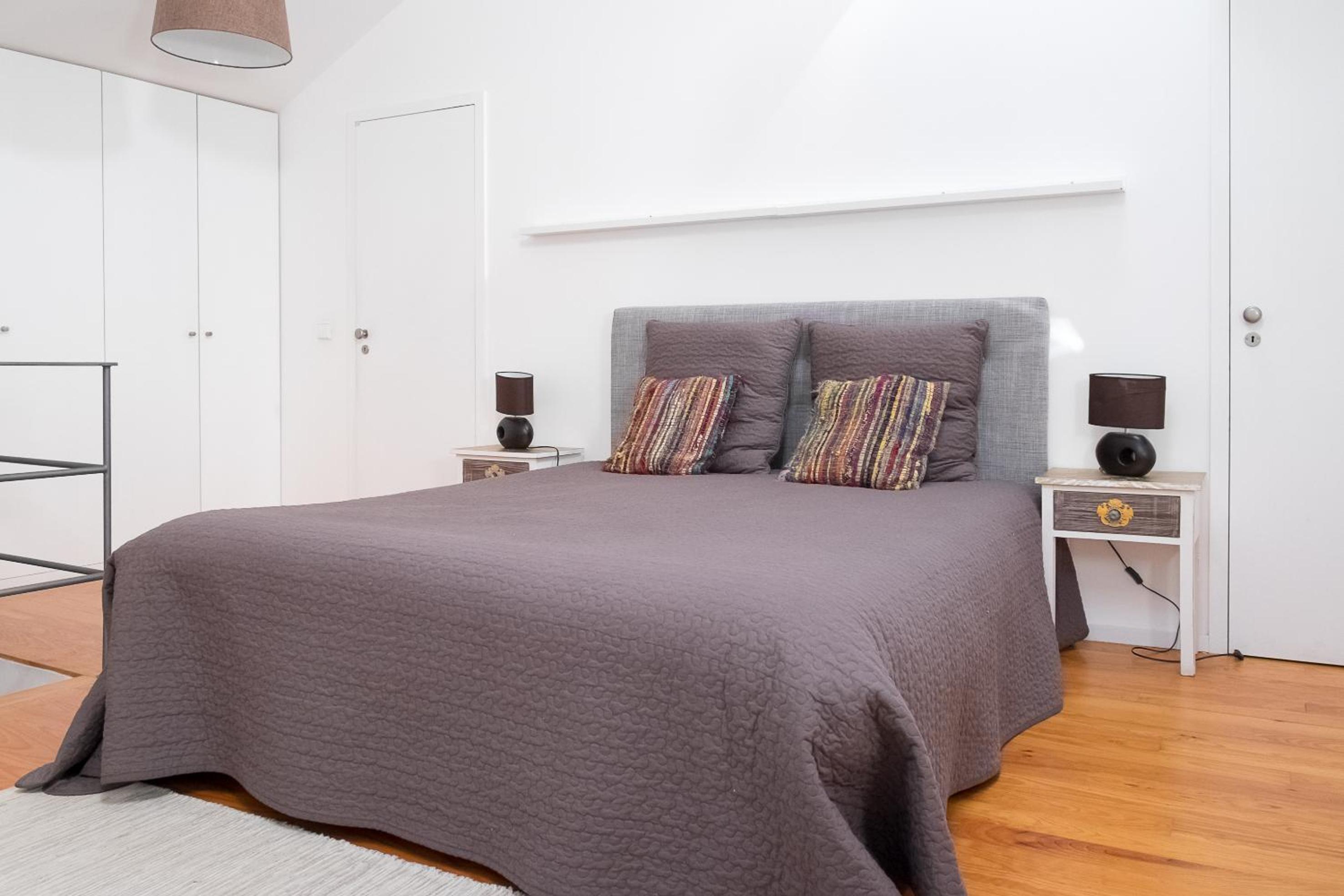 Superior One-Bedroom Triplex Apartment thumbnail 6