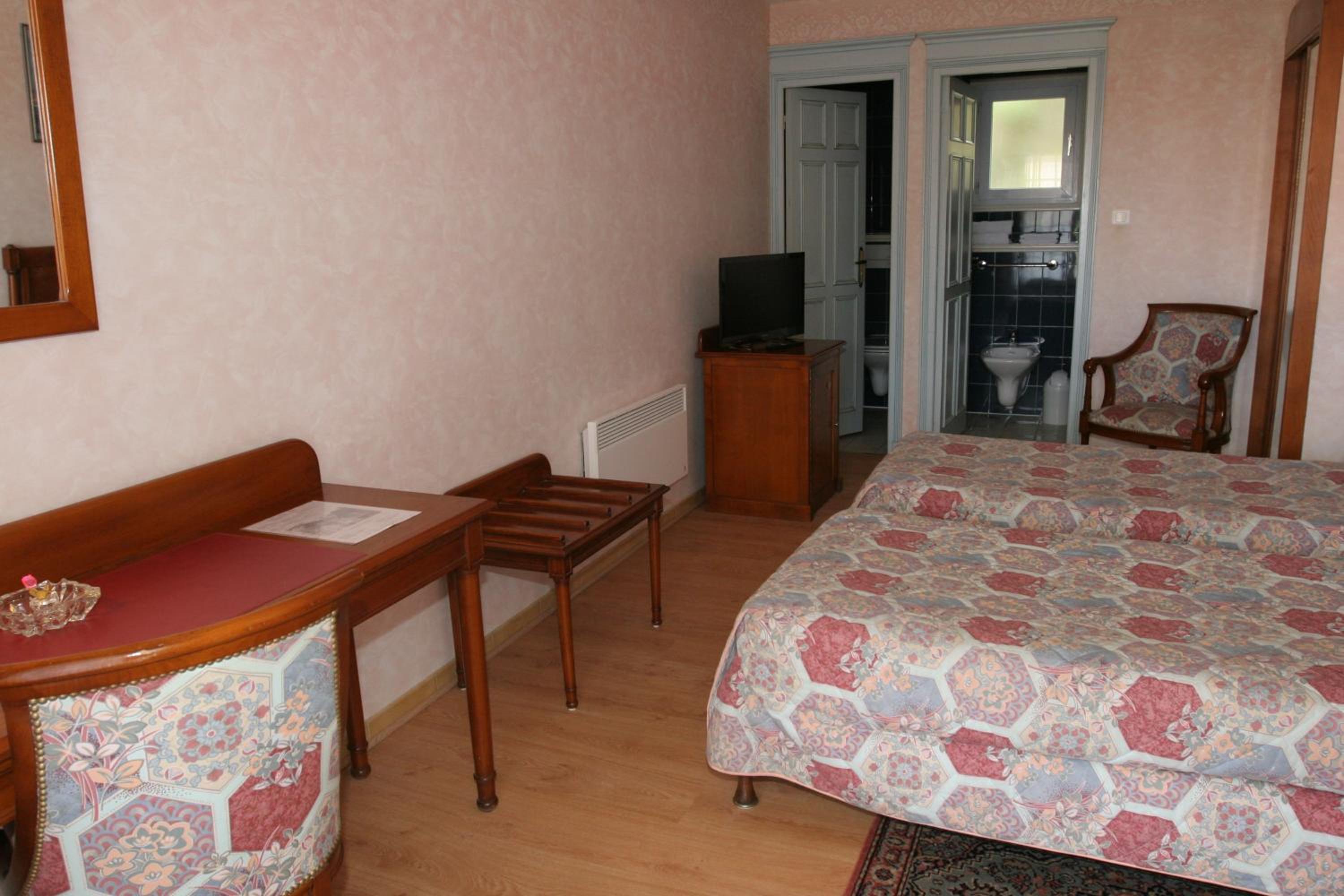 Double Room with Patio View - Photo 3