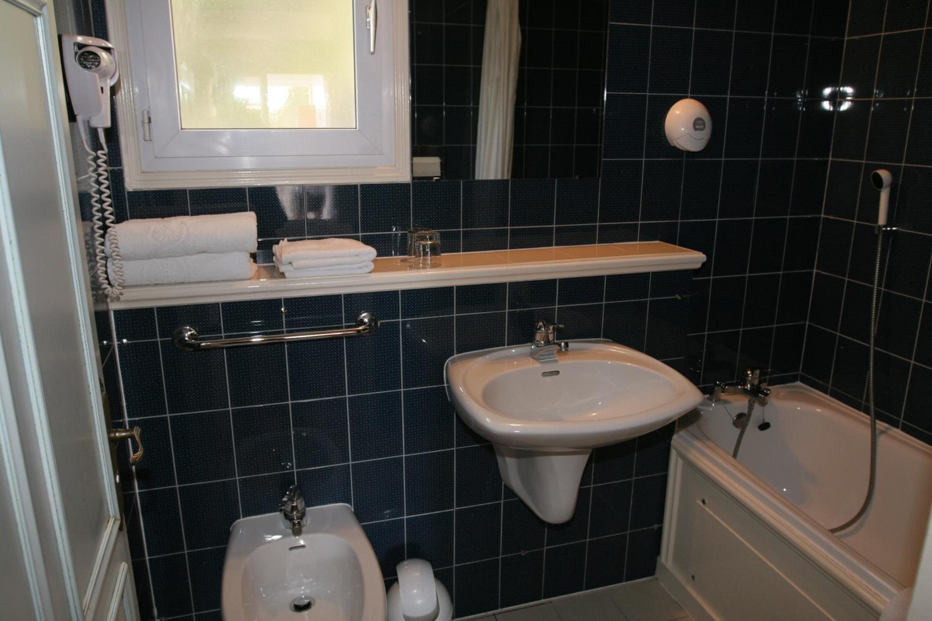 Double Room with Patio View - Photo 8