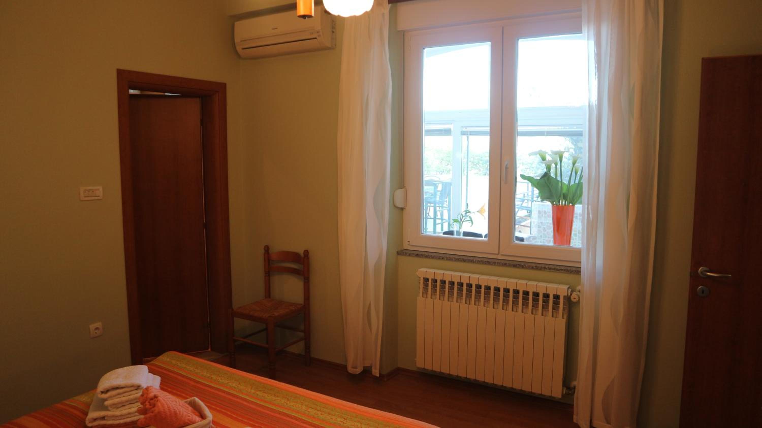 Appartamento Comfort con 2 Camere da Letto, Terrazza e Vista Mare