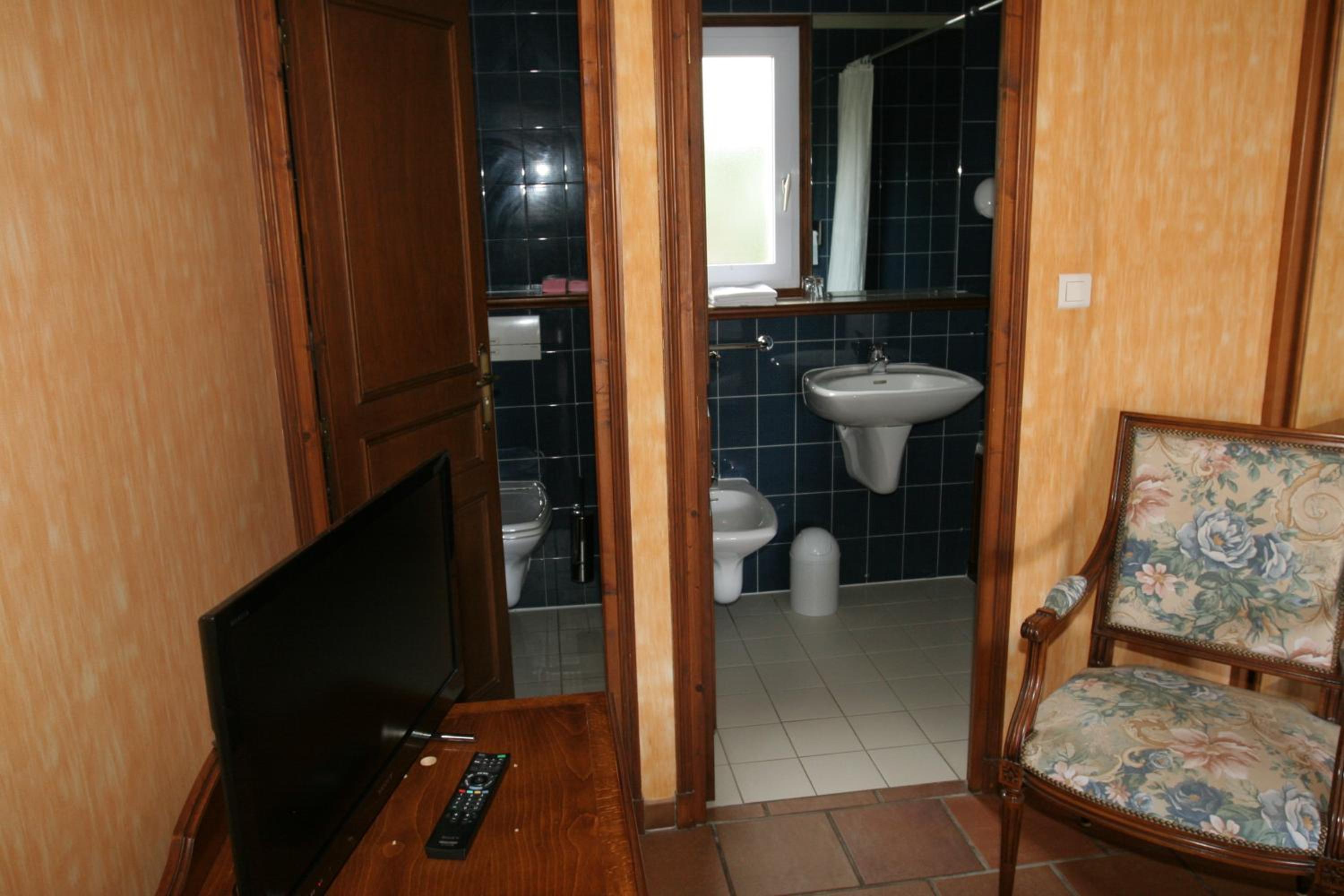Double Room with Patio View - Photo 5