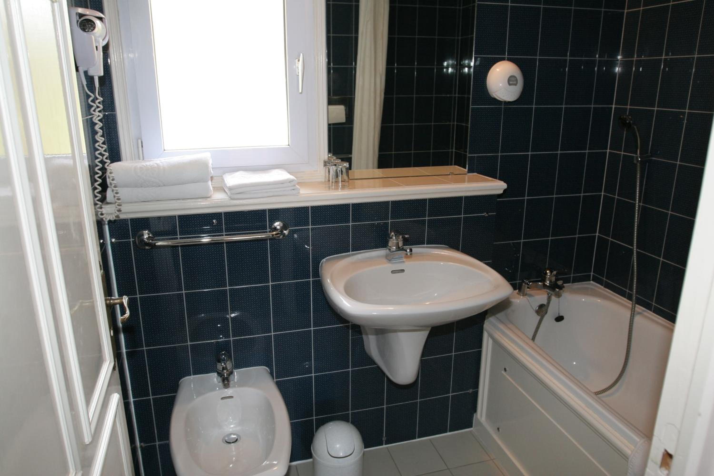 Double Room with Patio View - Photo 7