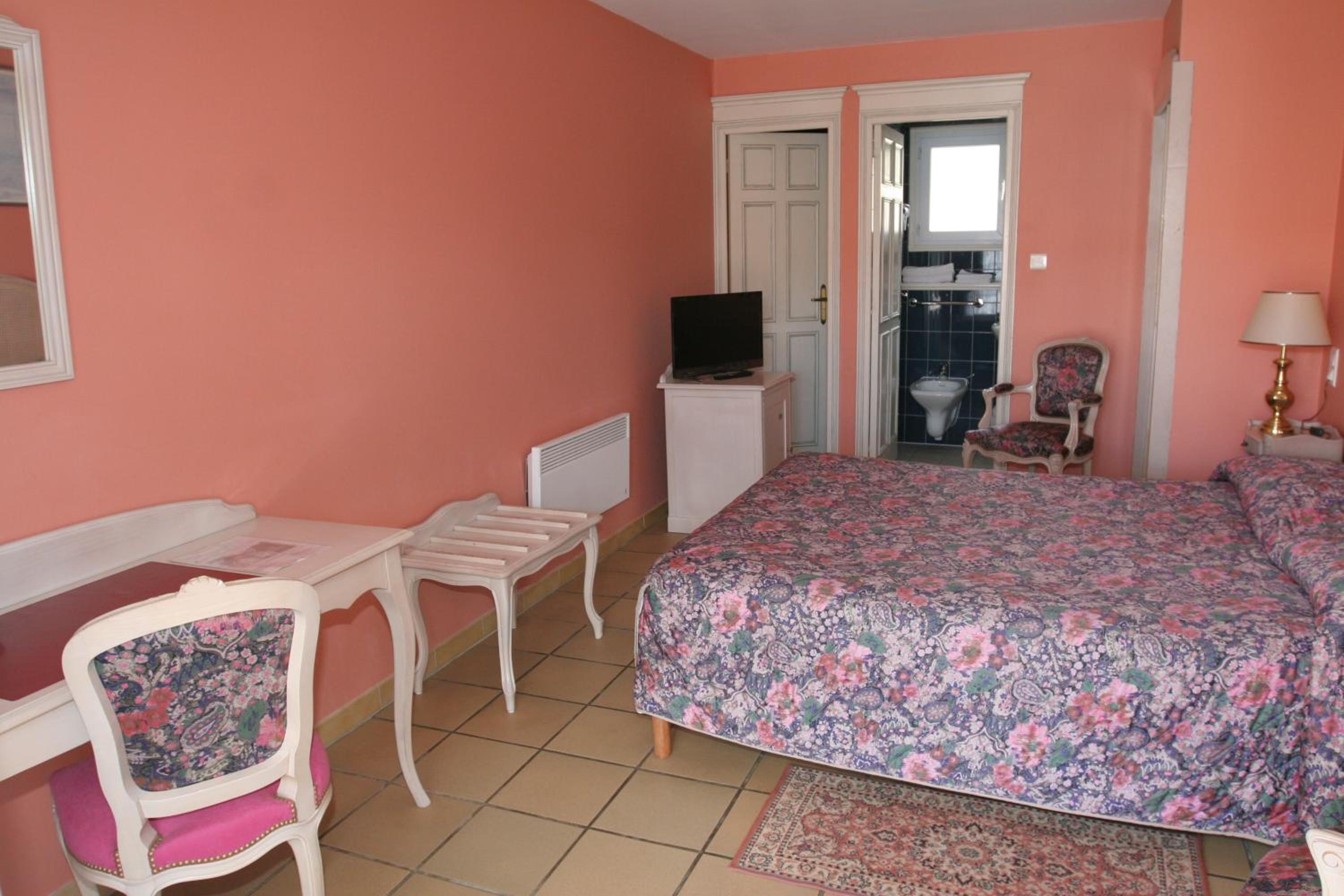 Double Room with Patio View - Photo 2