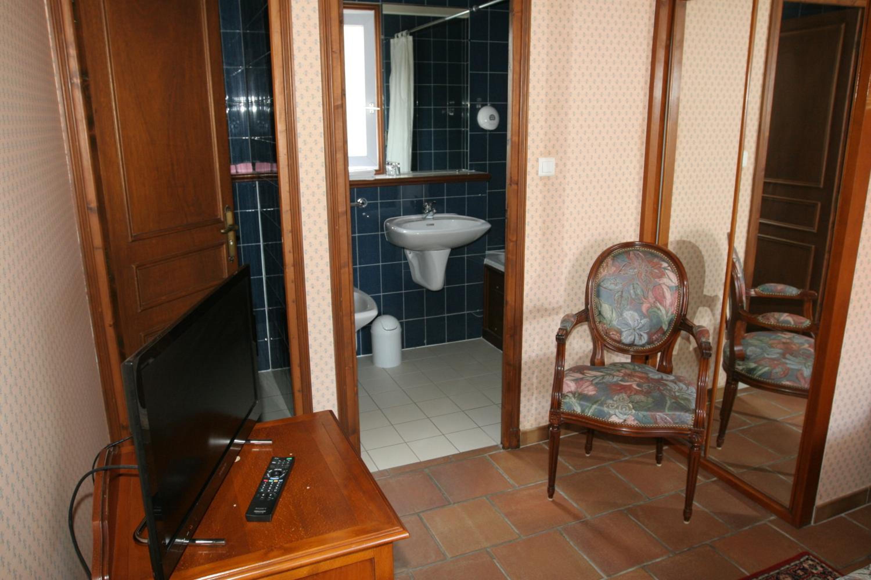 Double Room with Patio View - Photo 6