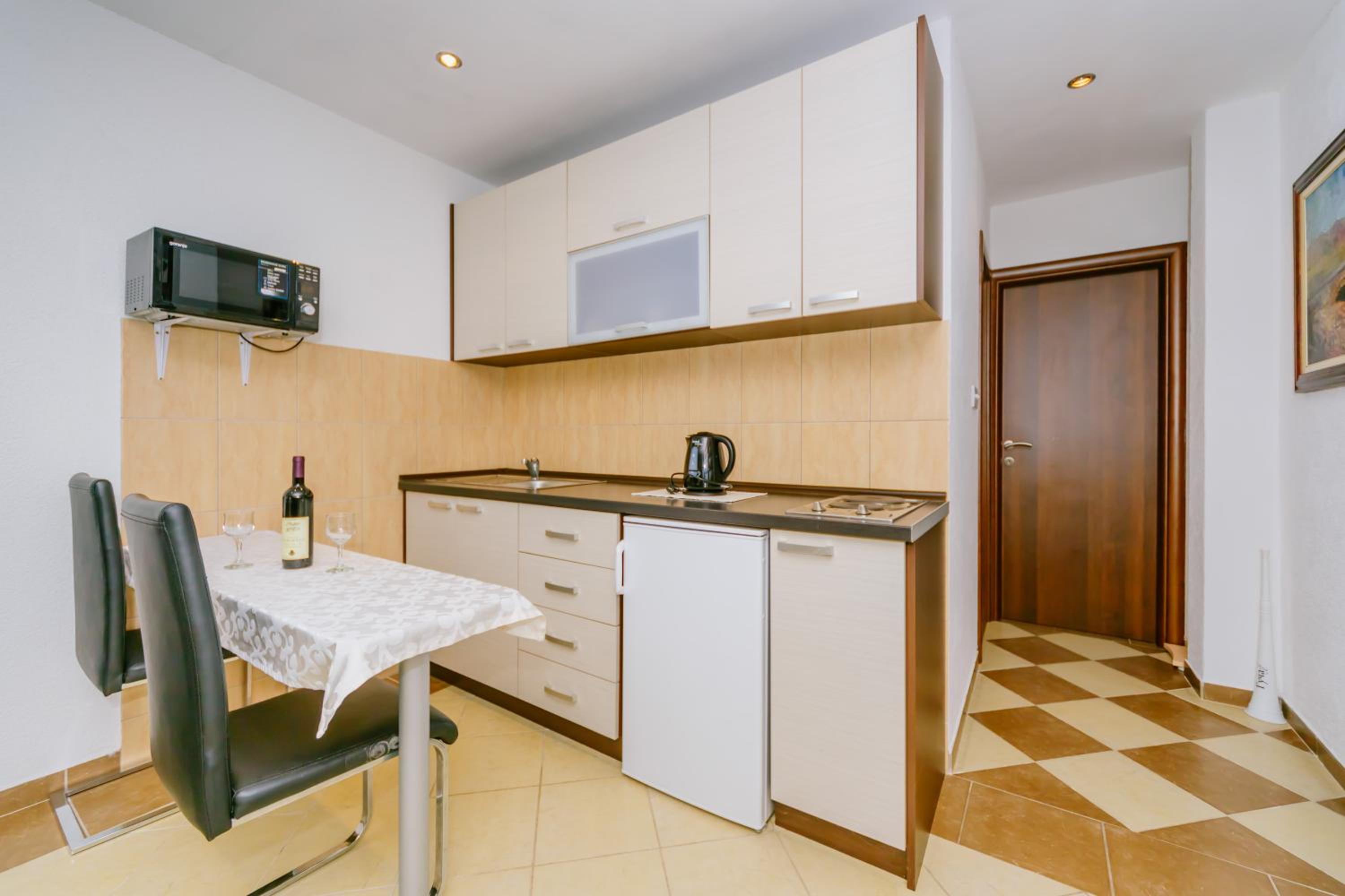 One-Bedroom Apartment with Mountain View - Photo 3