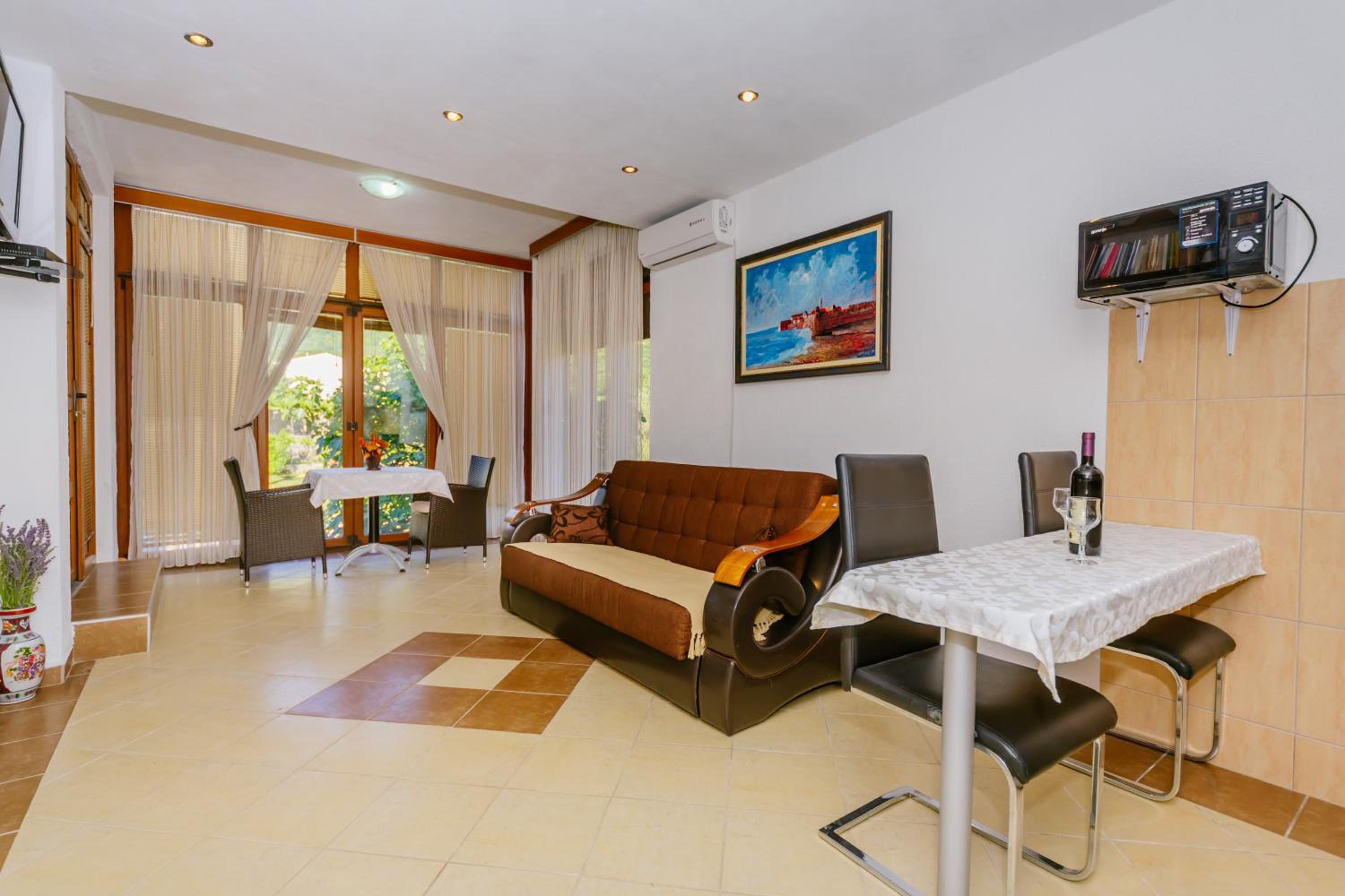 One-Bedroom Apartment with Mountain View - Photo 4