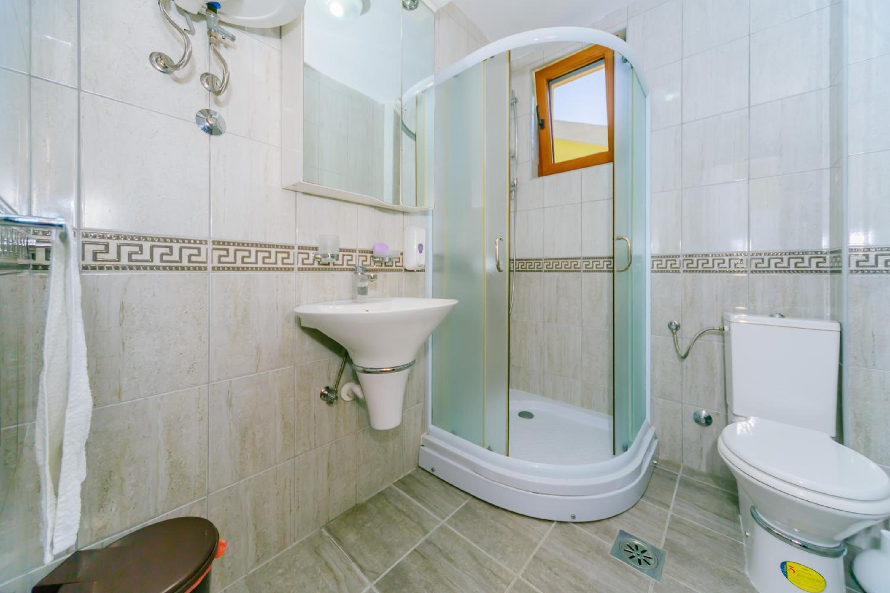 One-Bedroom Apartment with Mountain View - Photo 5