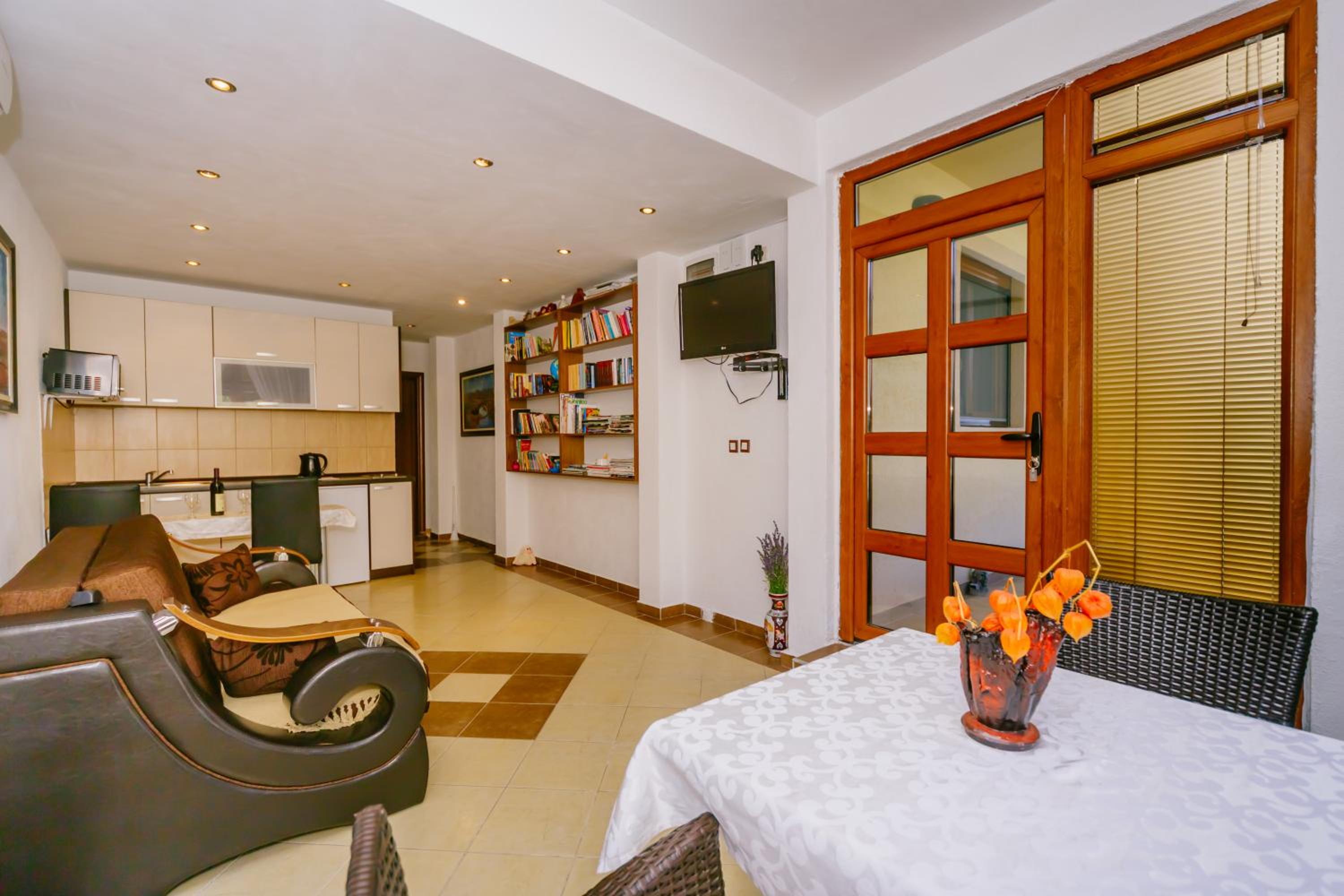 One-Bedroom Apartment with Mountain View - Photo 6