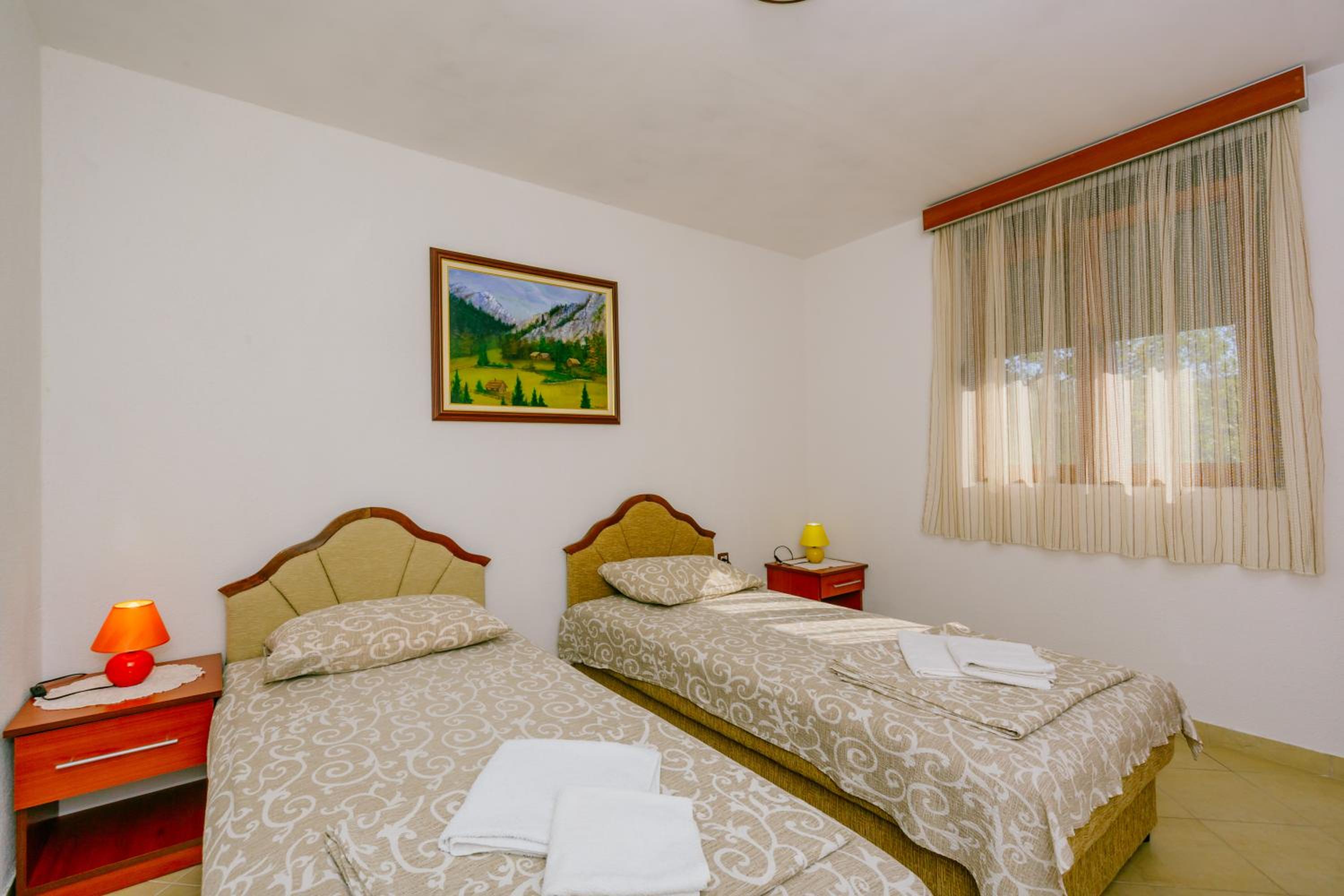 One-Bedroom Apartment with Mountain View - Photo 7