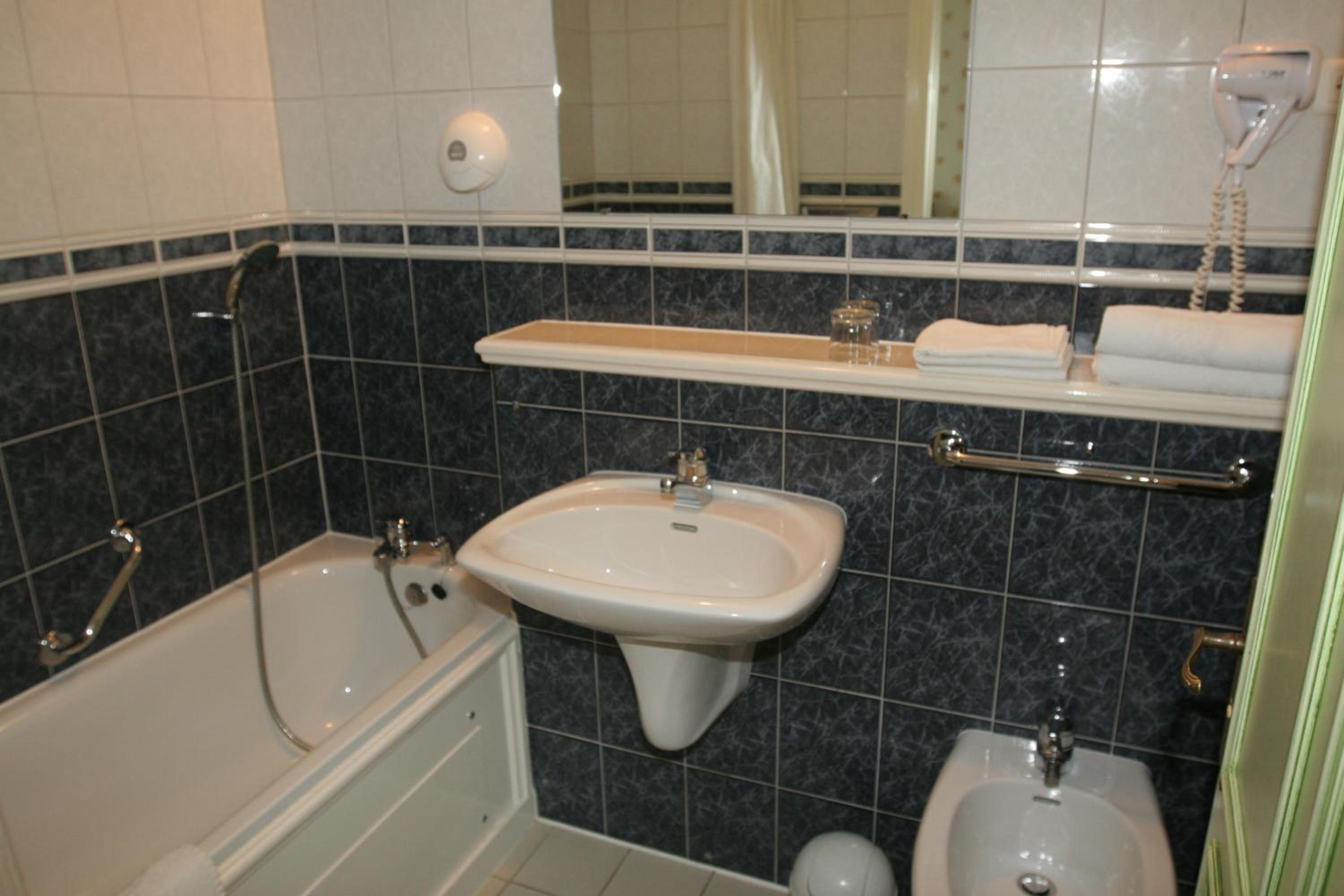 Double or Twin Room with Sea View - Photo 3