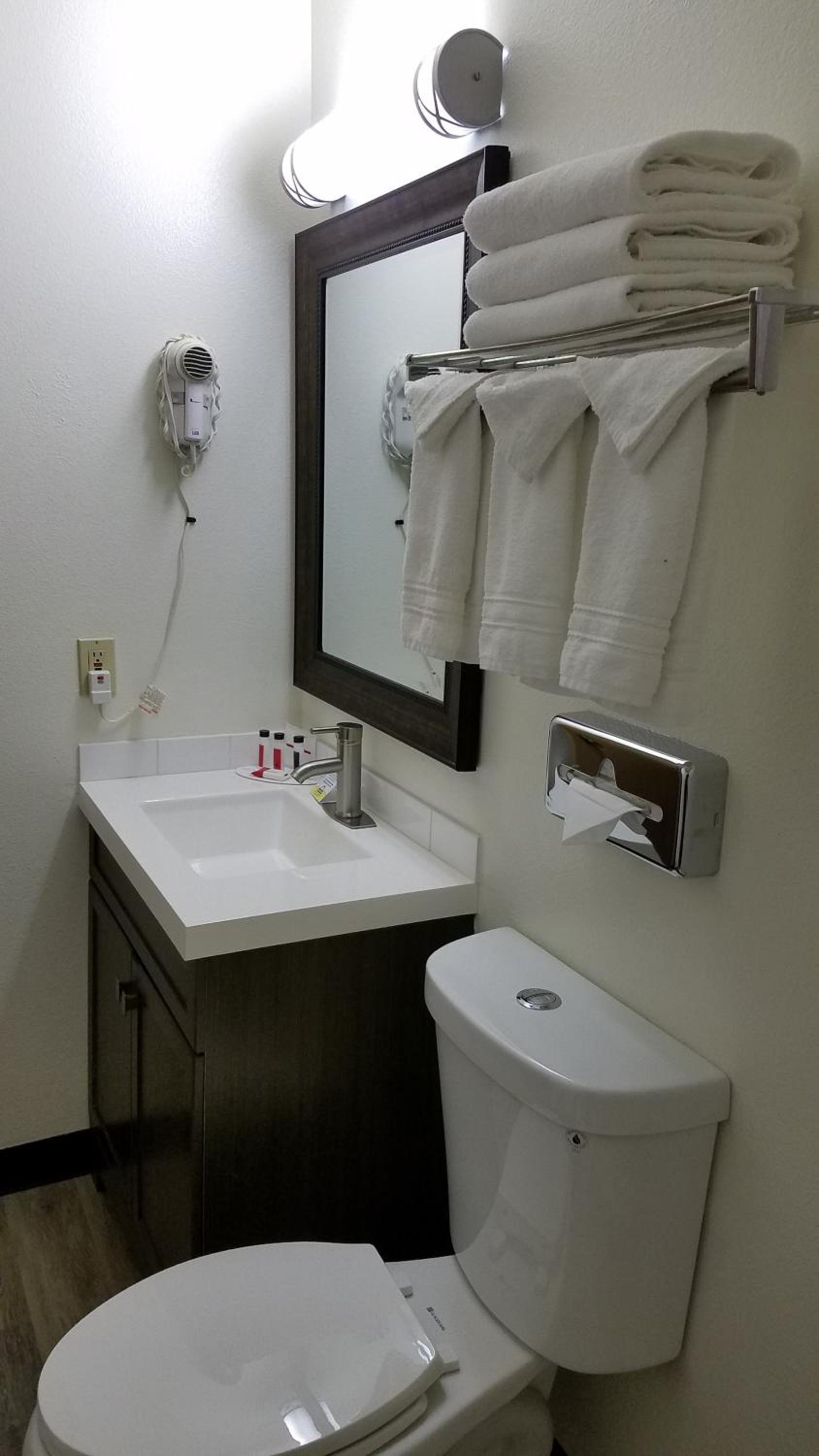 Queen Room - Non-Smoking - Photo 6