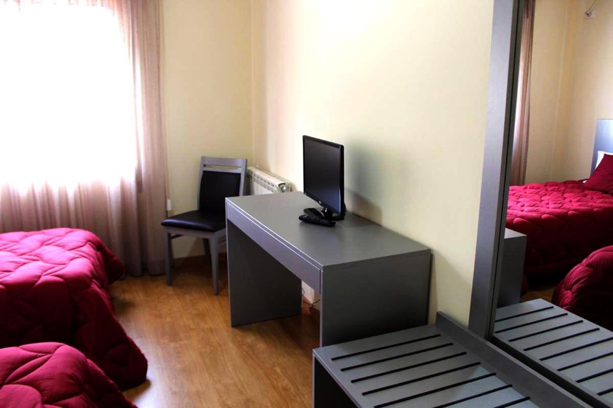 Double Room with 2 Single Bed - Photo 8