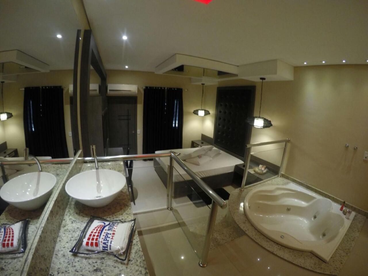 Suite with Hot Tub photo 3
