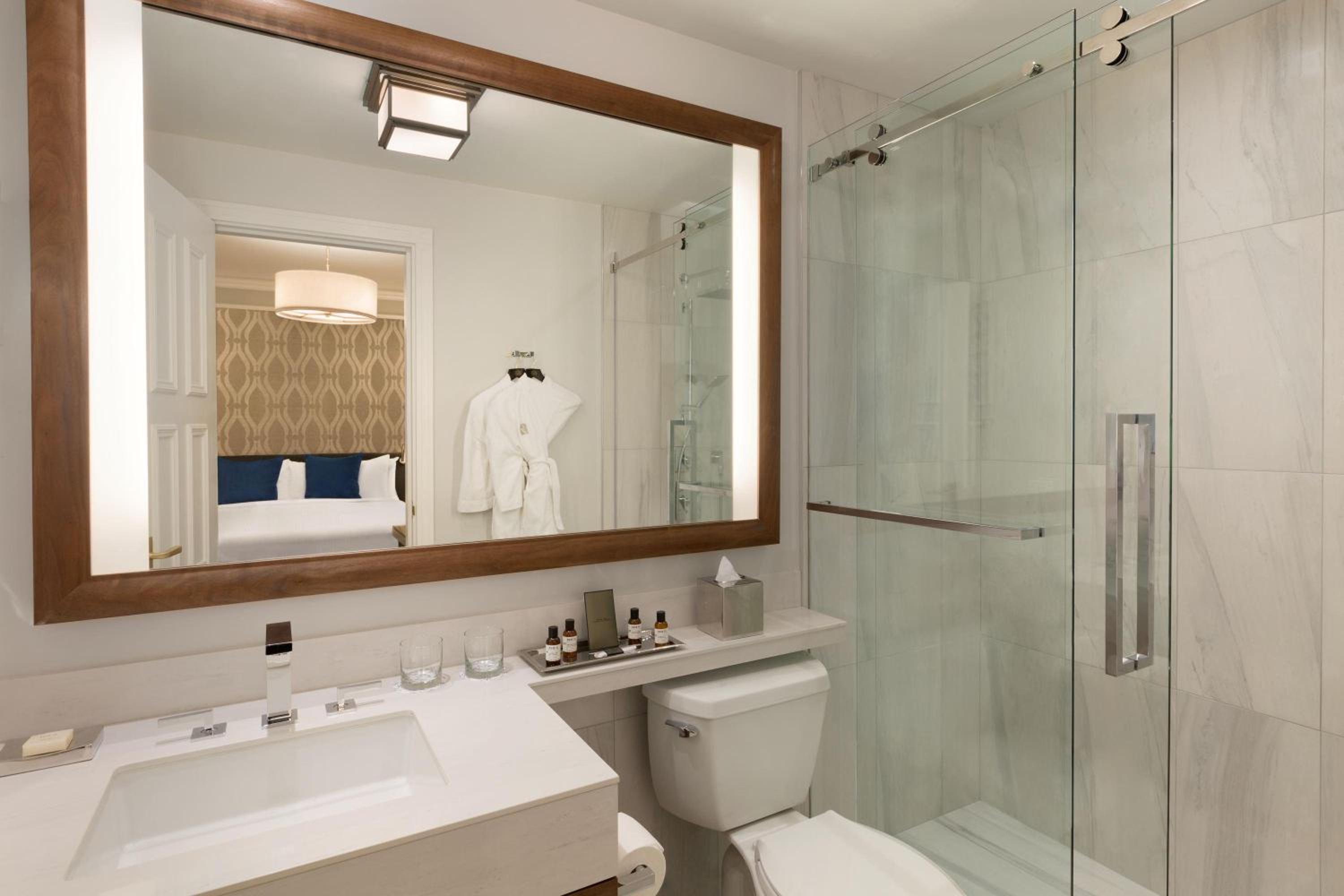 Deluxe Room with One Queen Bed and Harbor View
