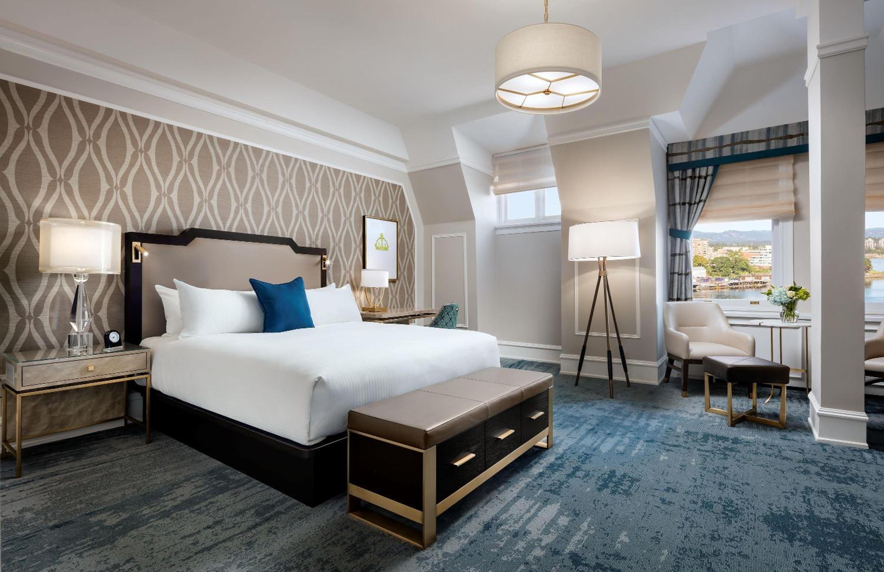 Deluxe Room with One Queen Bed and Harbor View