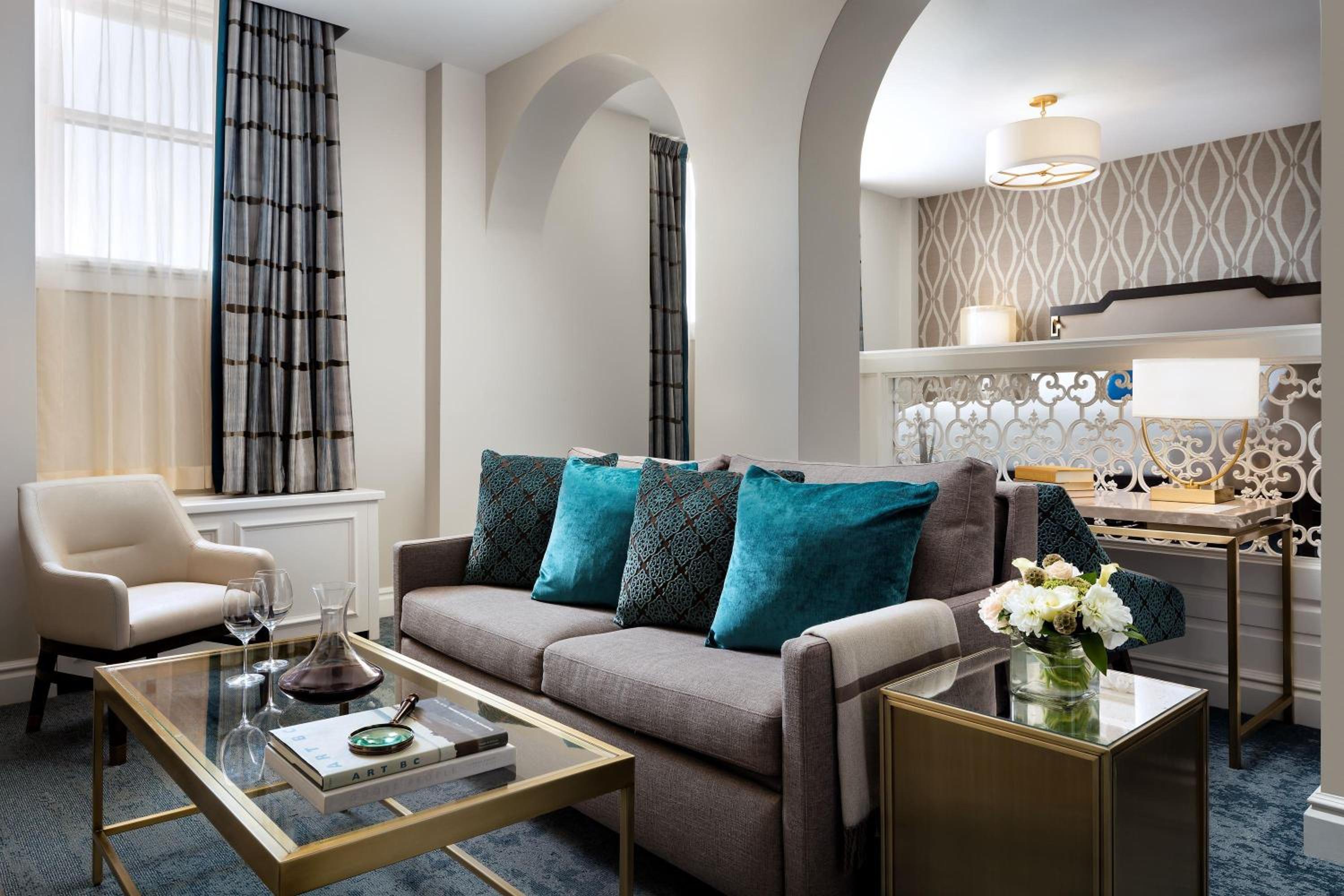 Junior Suite City View 1 King thumbnail 6