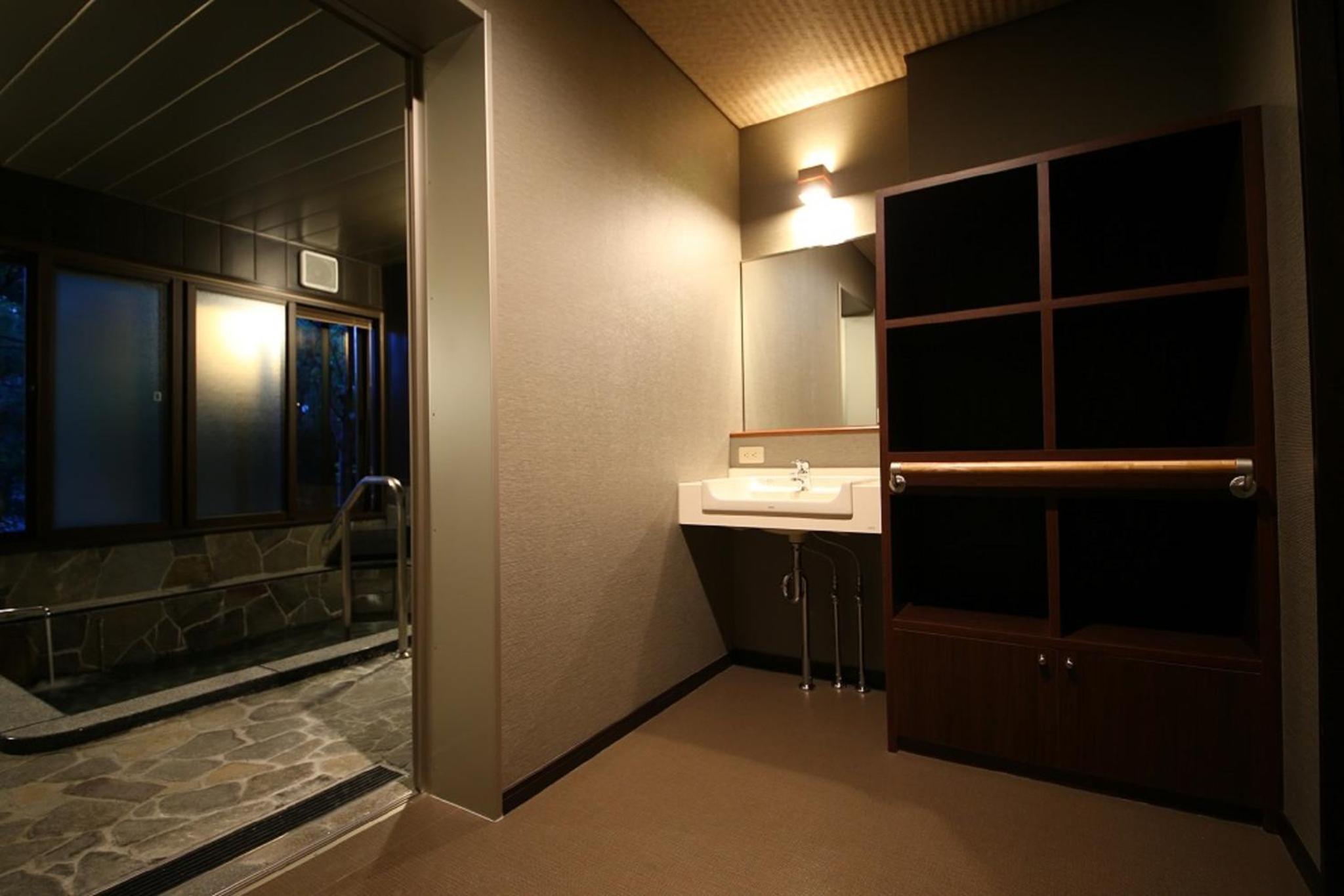 Deluxe Japanese-Style Room with Hot Spring Bath - Photo 5