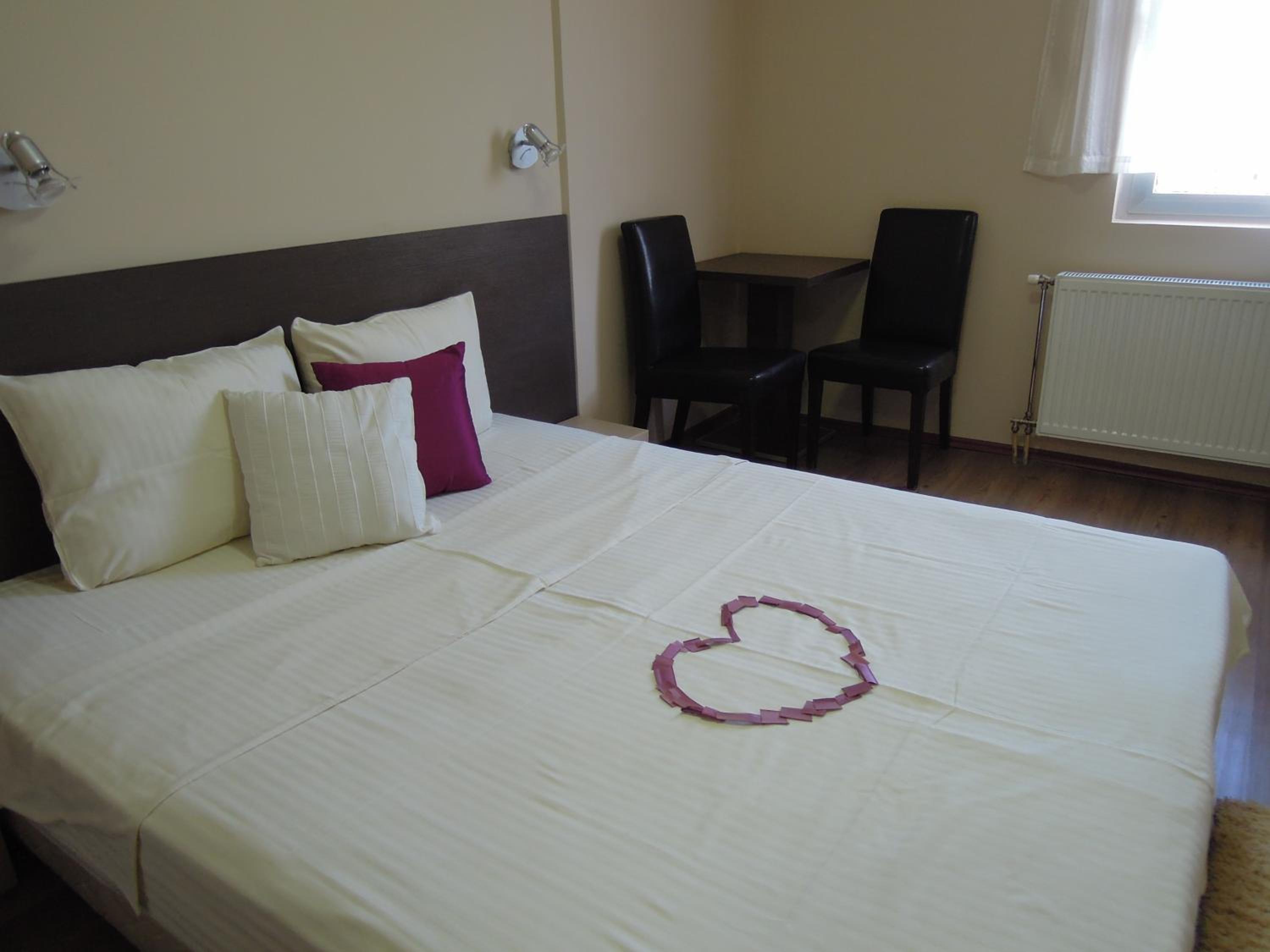 Double Room - Photo 7