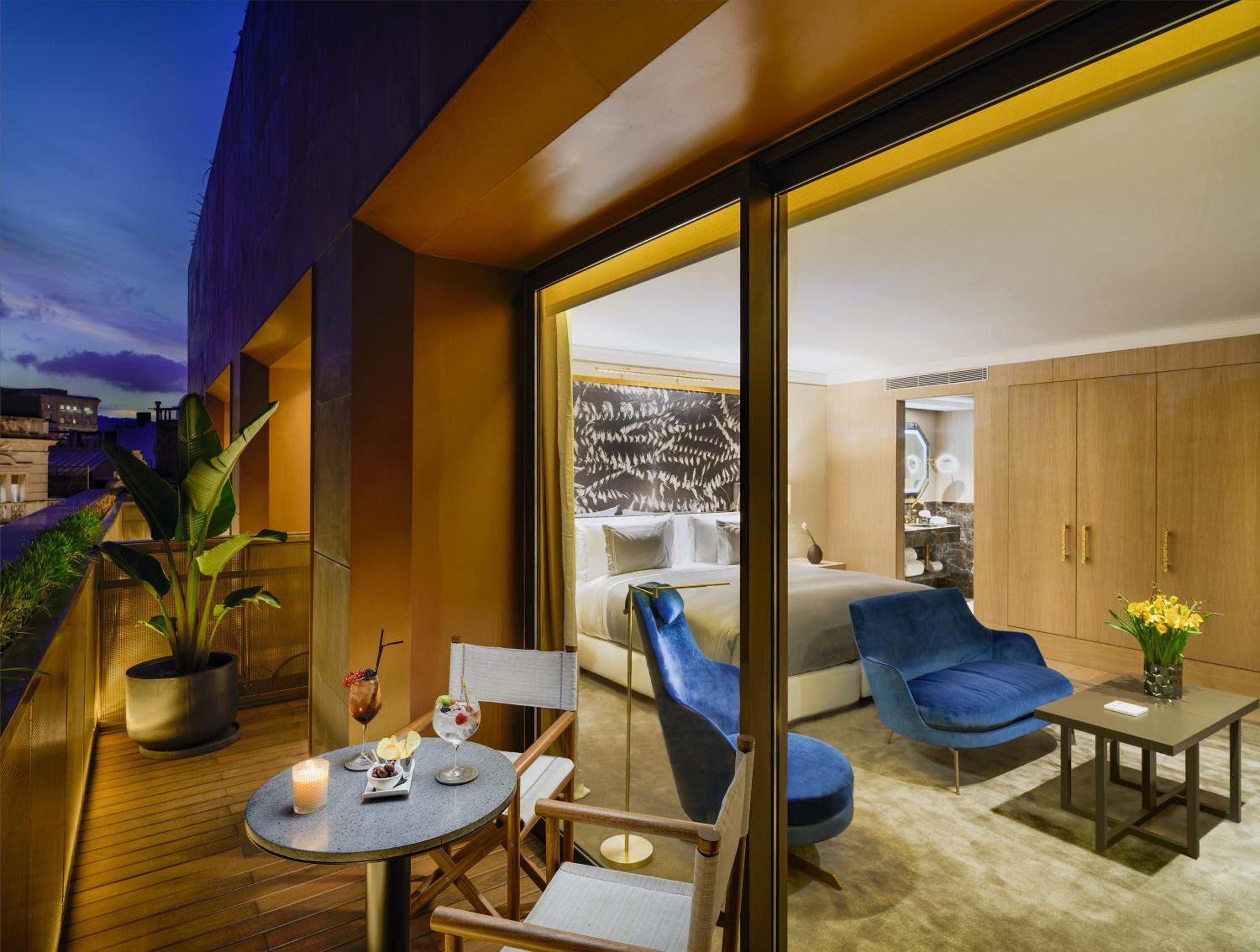 Deluxe Double Room with Terrace thumbnail 5