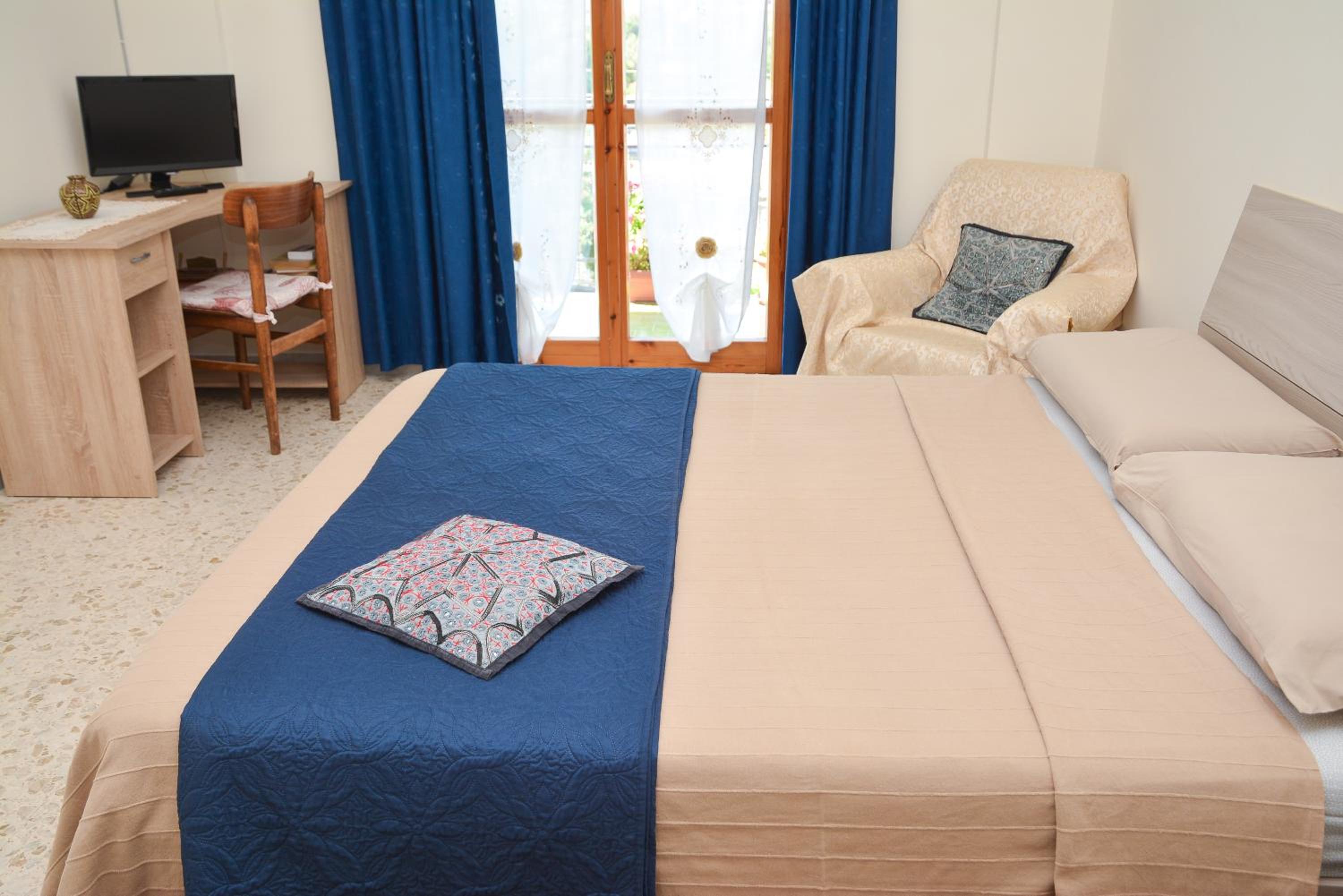 Single Room with Shared Bathroom