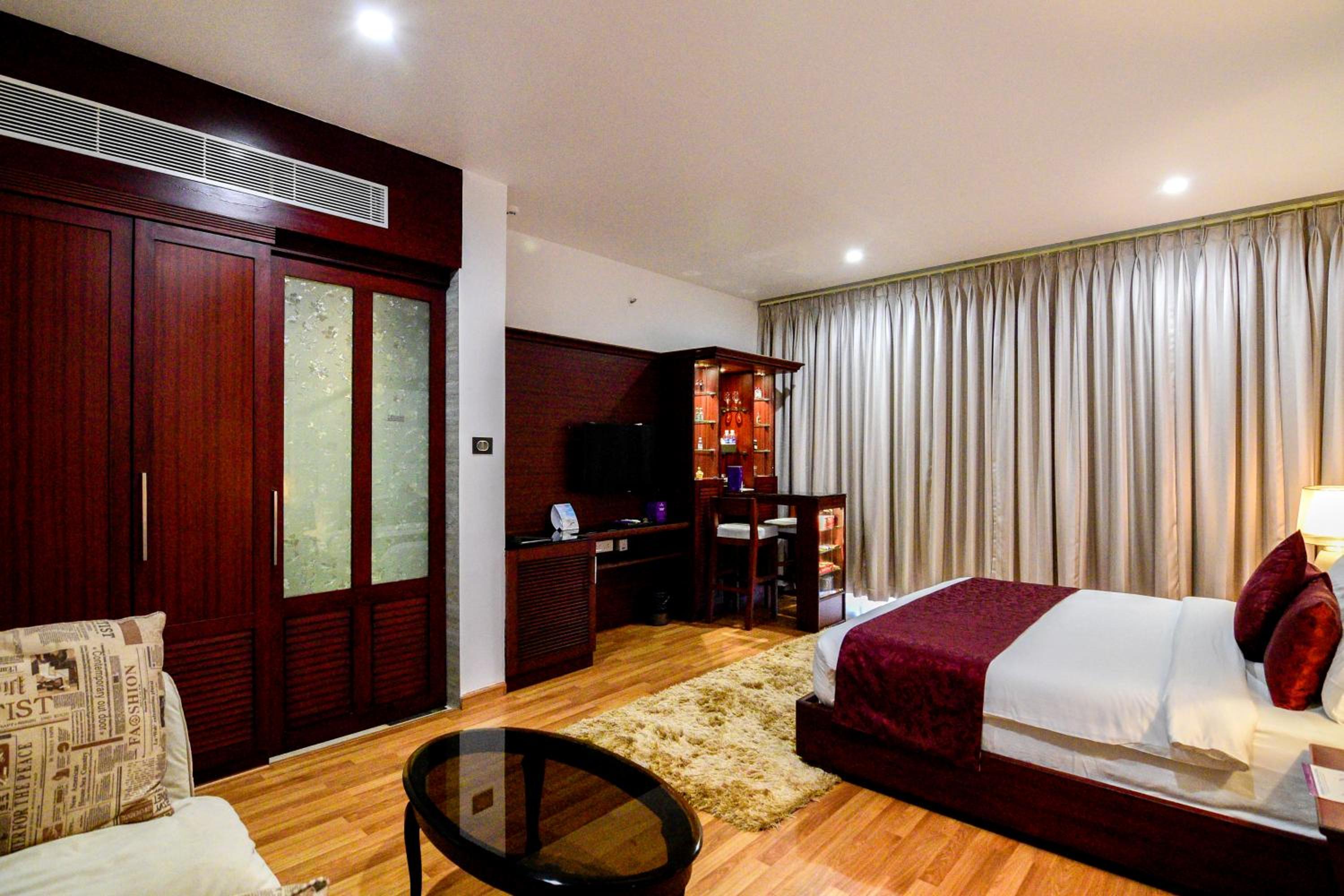 Deluxe Room with Balcony photo 3