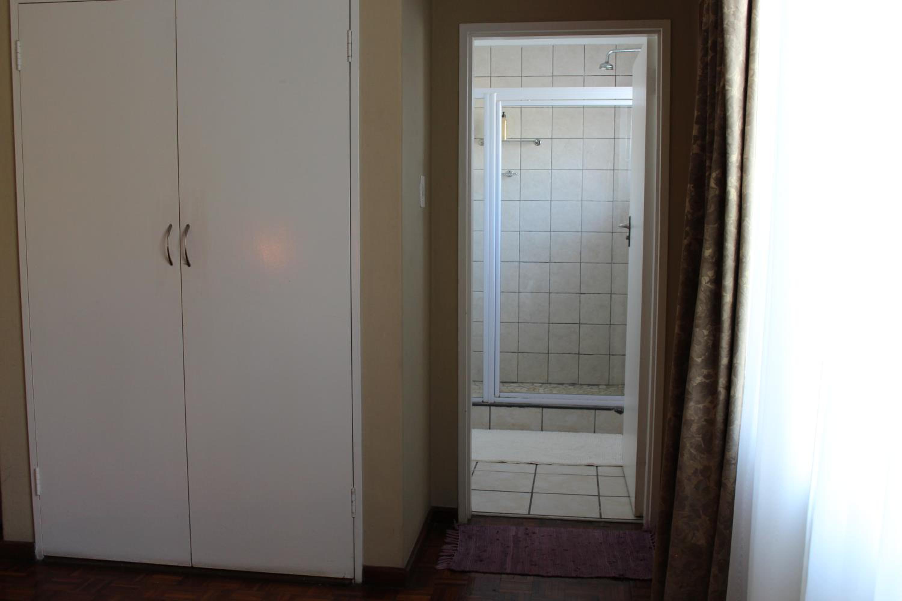 Standard Queen Room photo 3