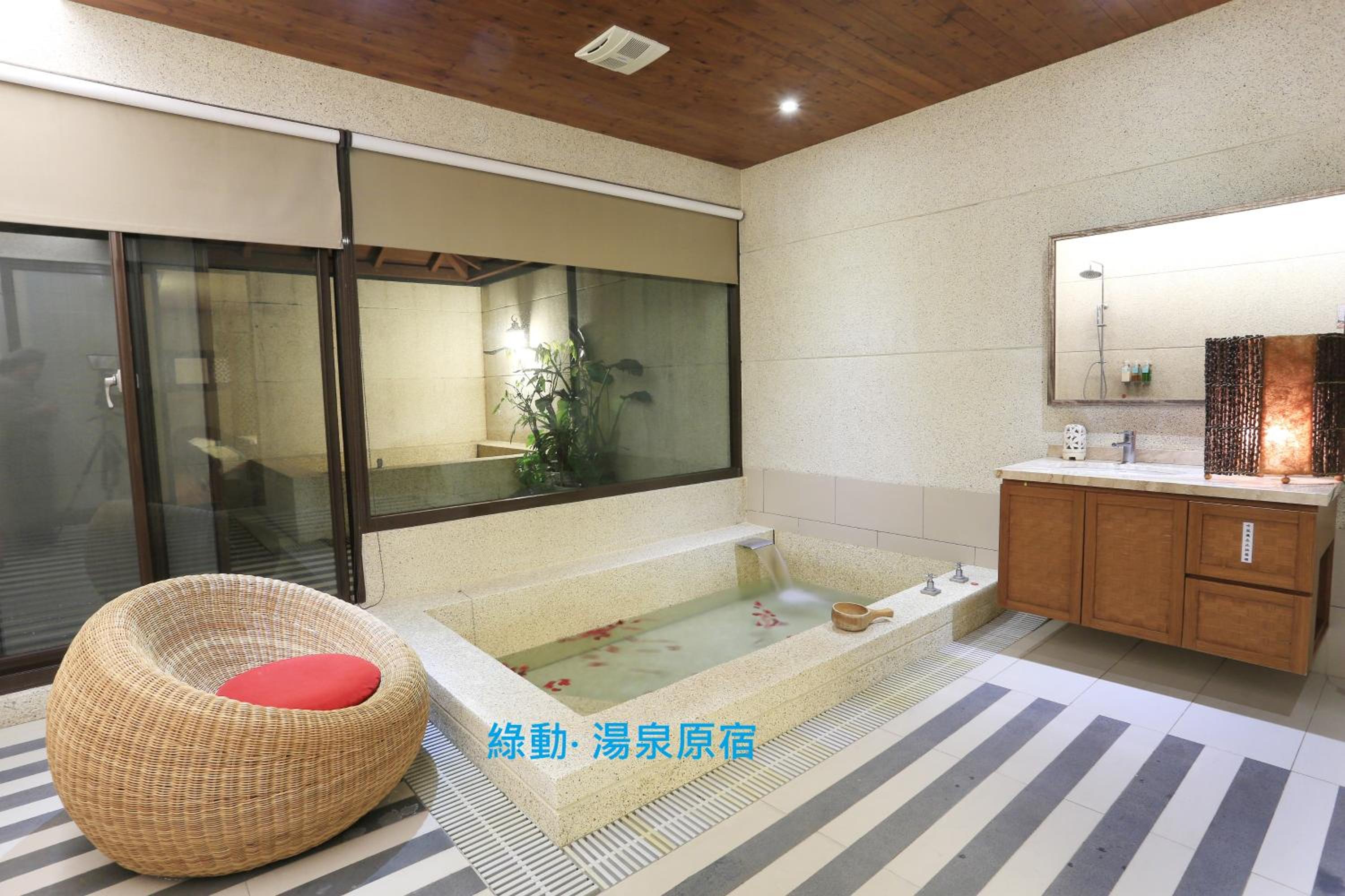 Deluxe Family Room - Photo 2