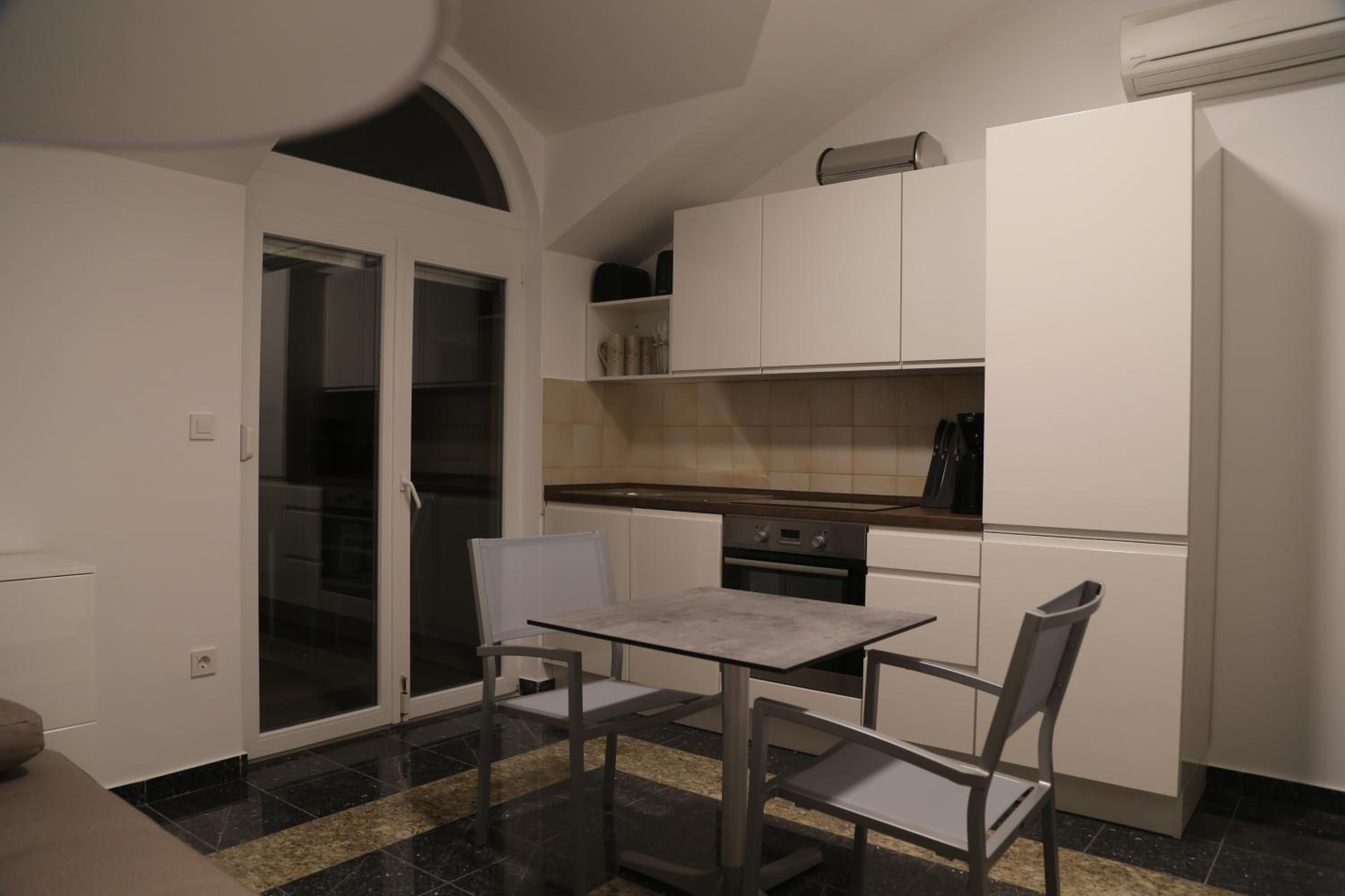 King Apartment with Garden View - Photo 6
