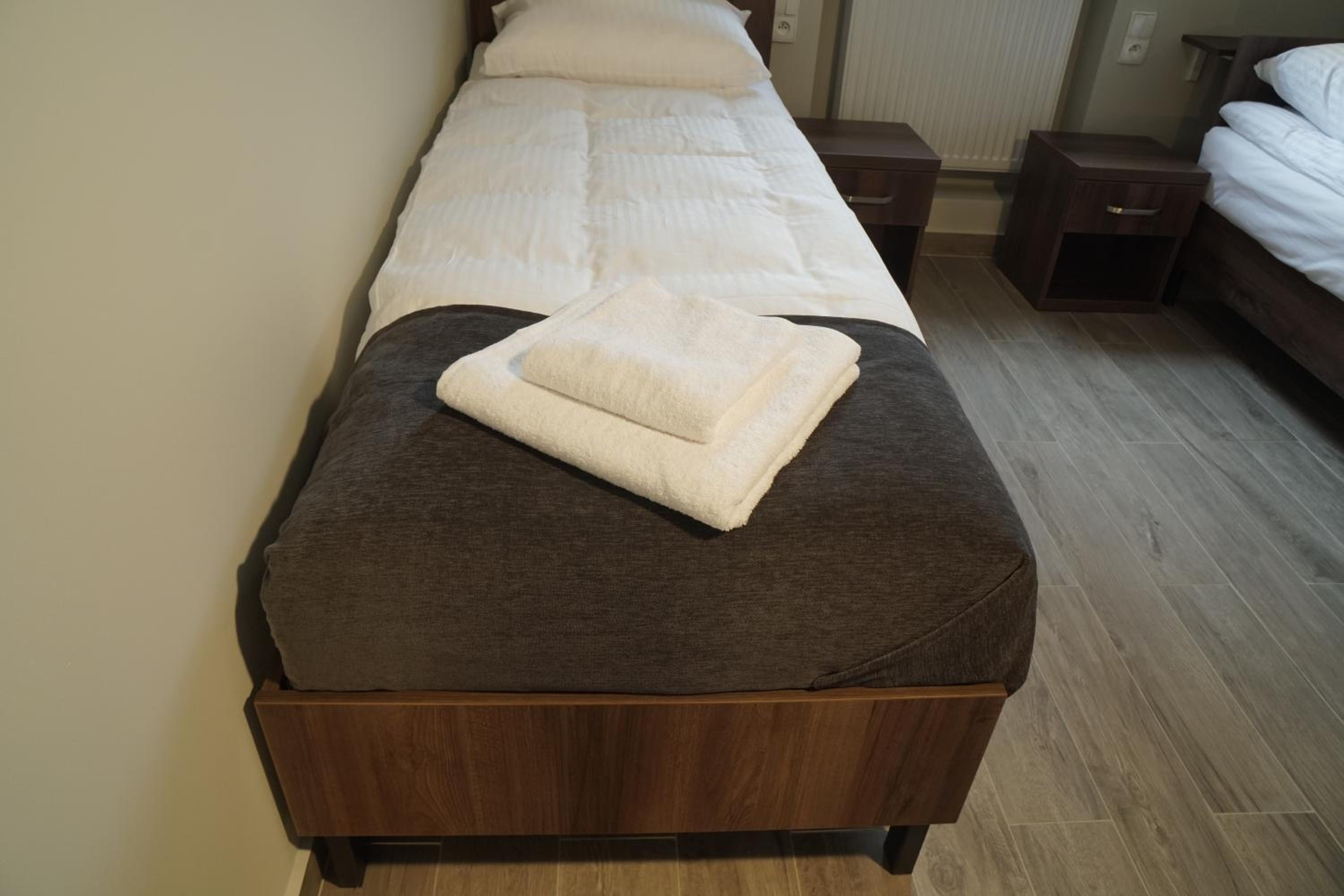 Twin Room - Photo 3