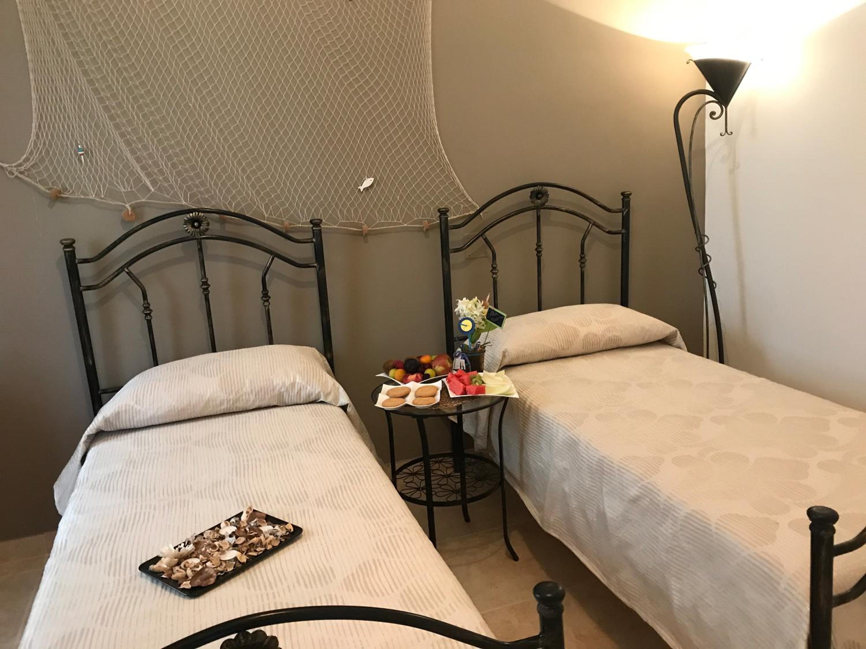 Twin Room with Private Bathroom photo 1