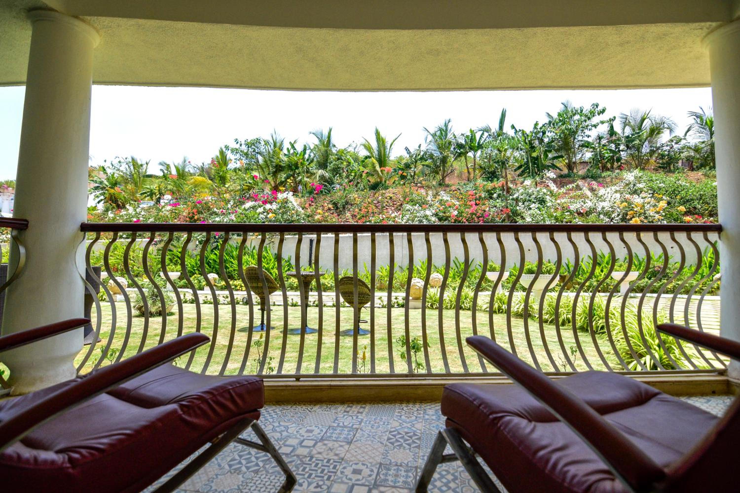 Deluxe Room with Balcony photo 2