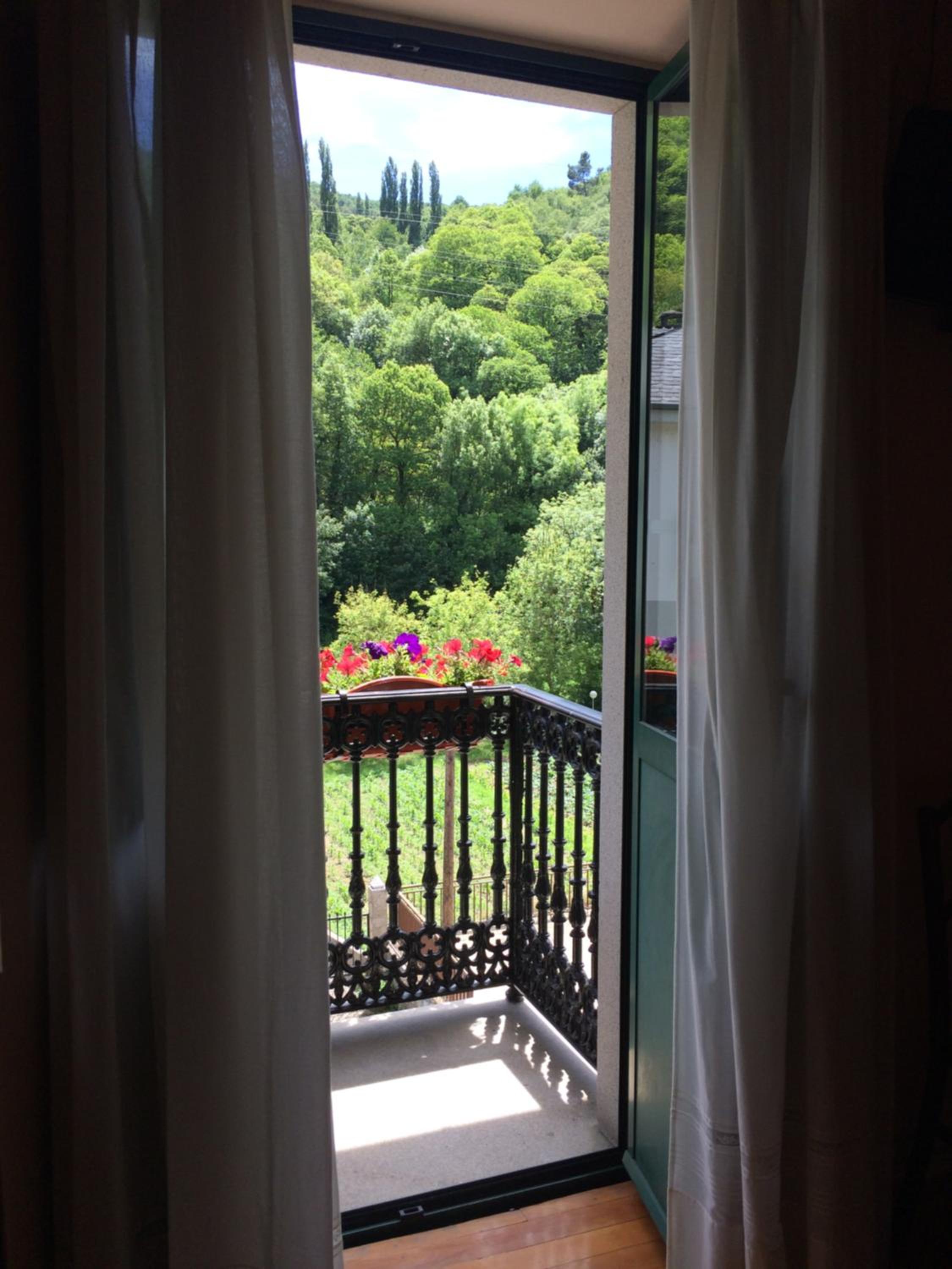 Double or Twin Room with Balcony - Photo 4