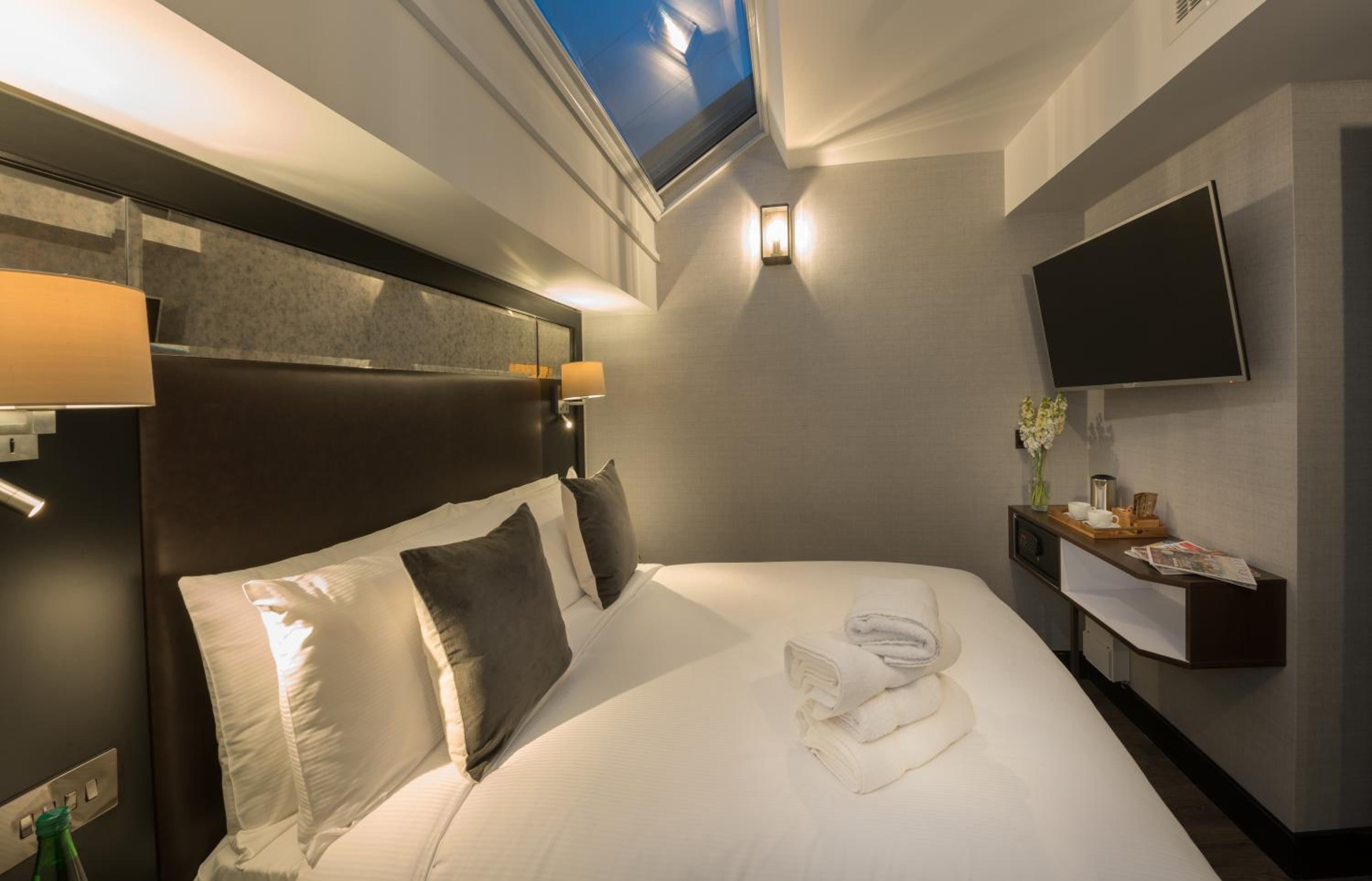 Deluxe Double or Twin Room photo 2