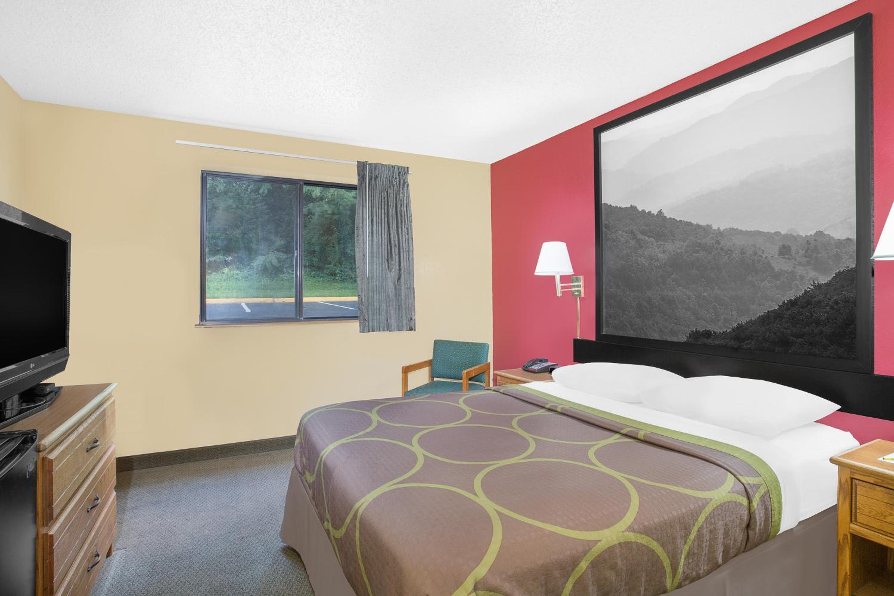 Queen Room - Non-Smoking - Photo 4