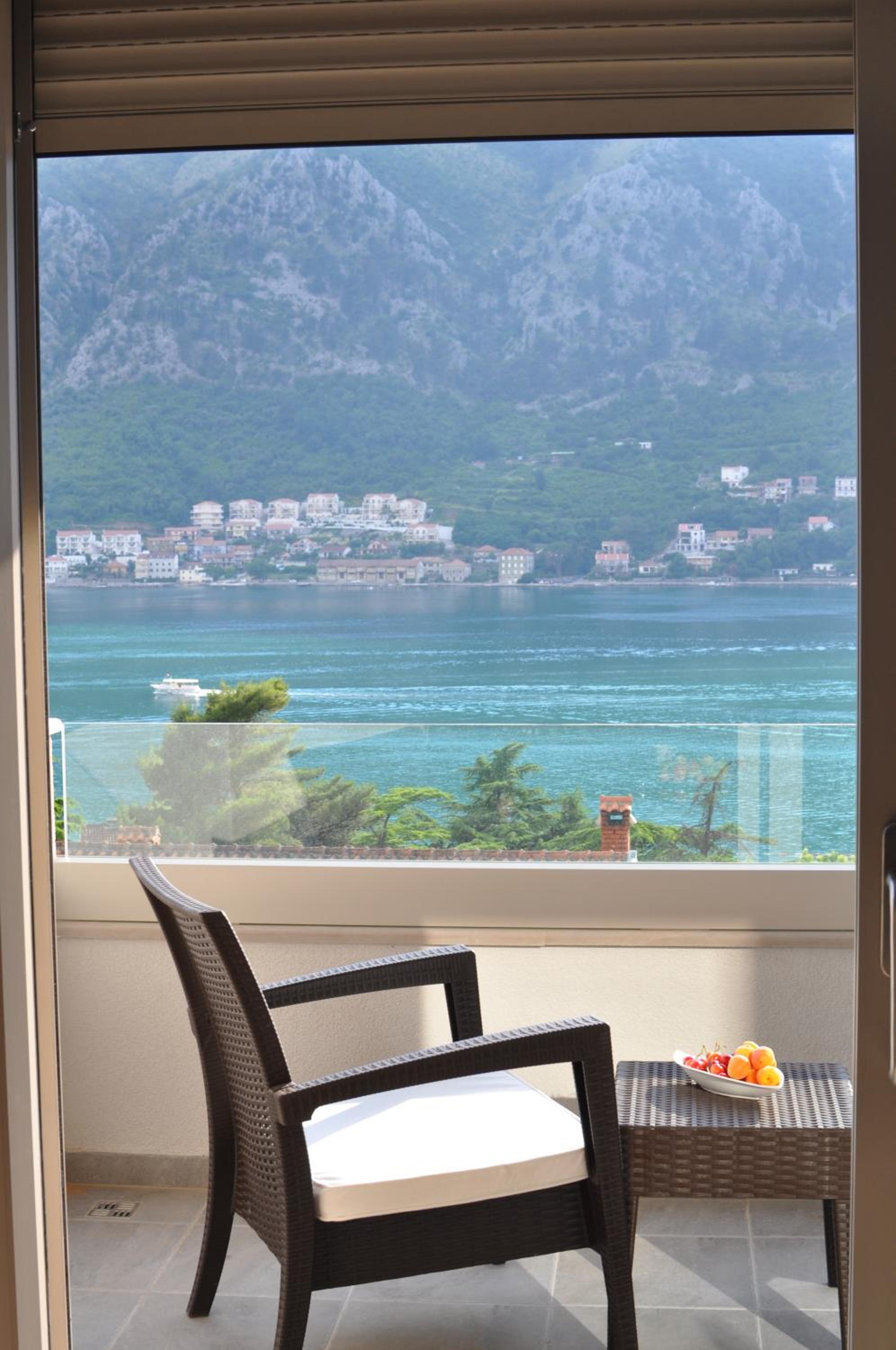 Deluxe Apartment with Balcony and Sea View - Photo 17