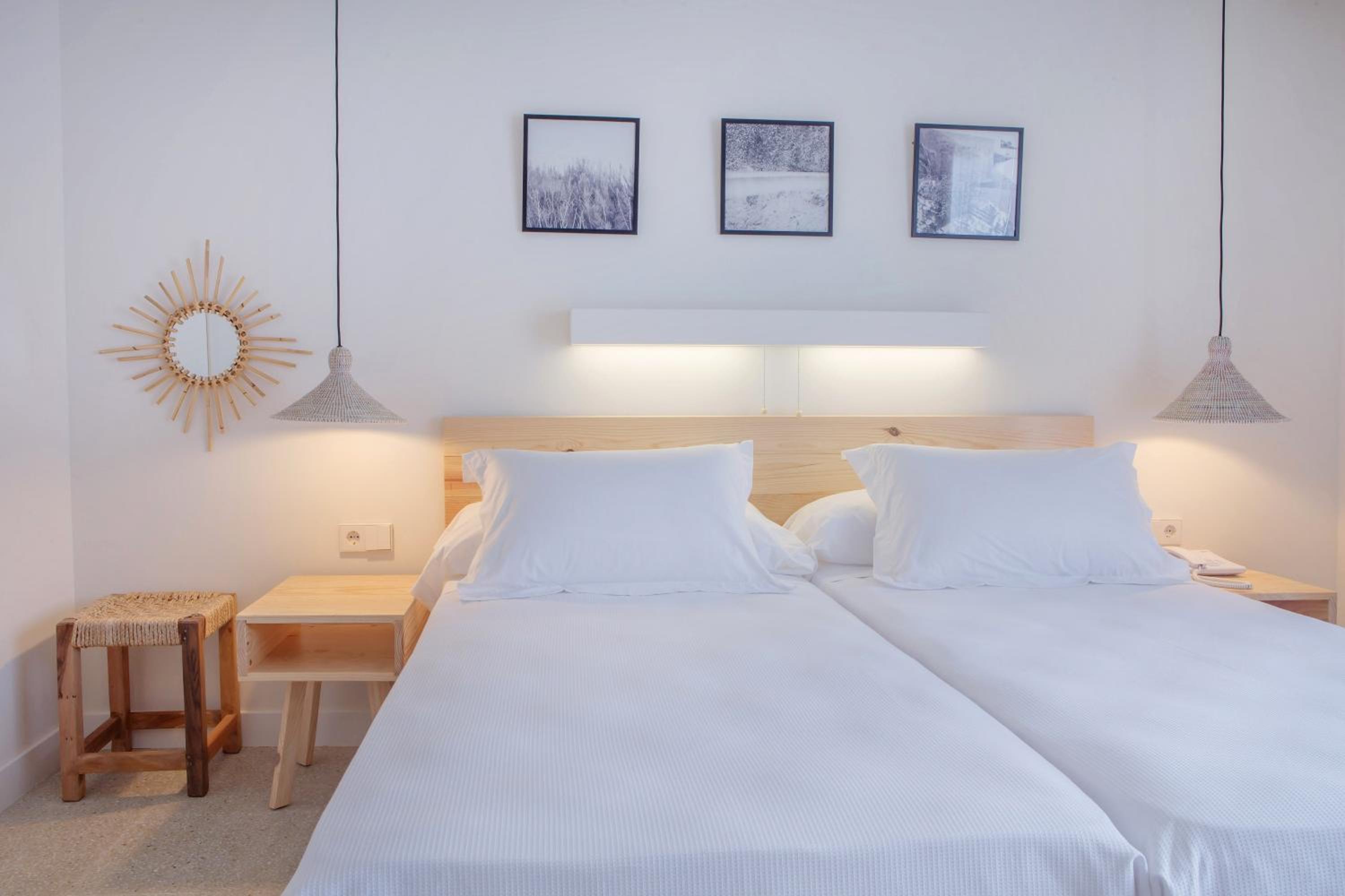 Twin Room with Balcony - Photo 3