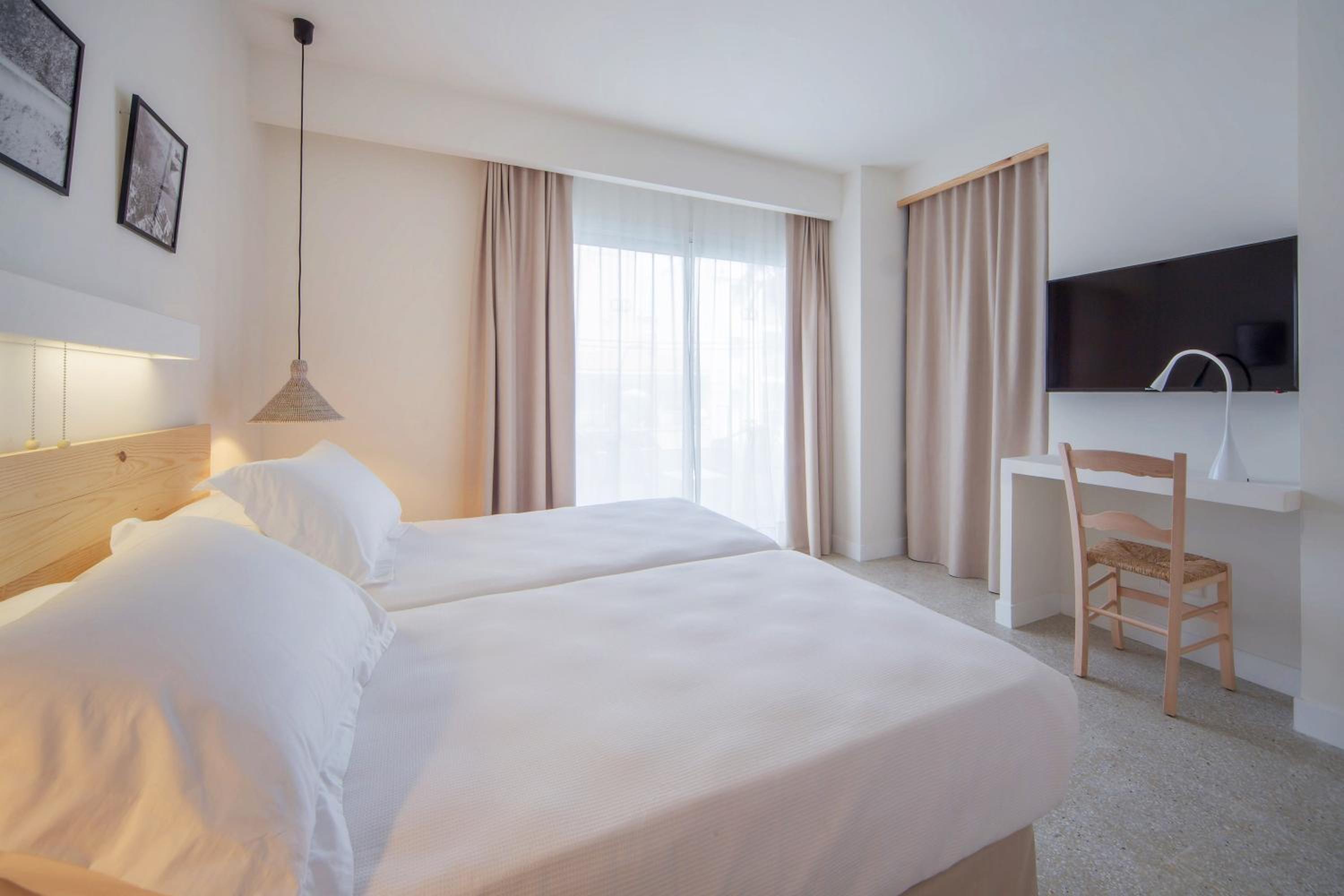 Twin Room with Balcony - Photo 6