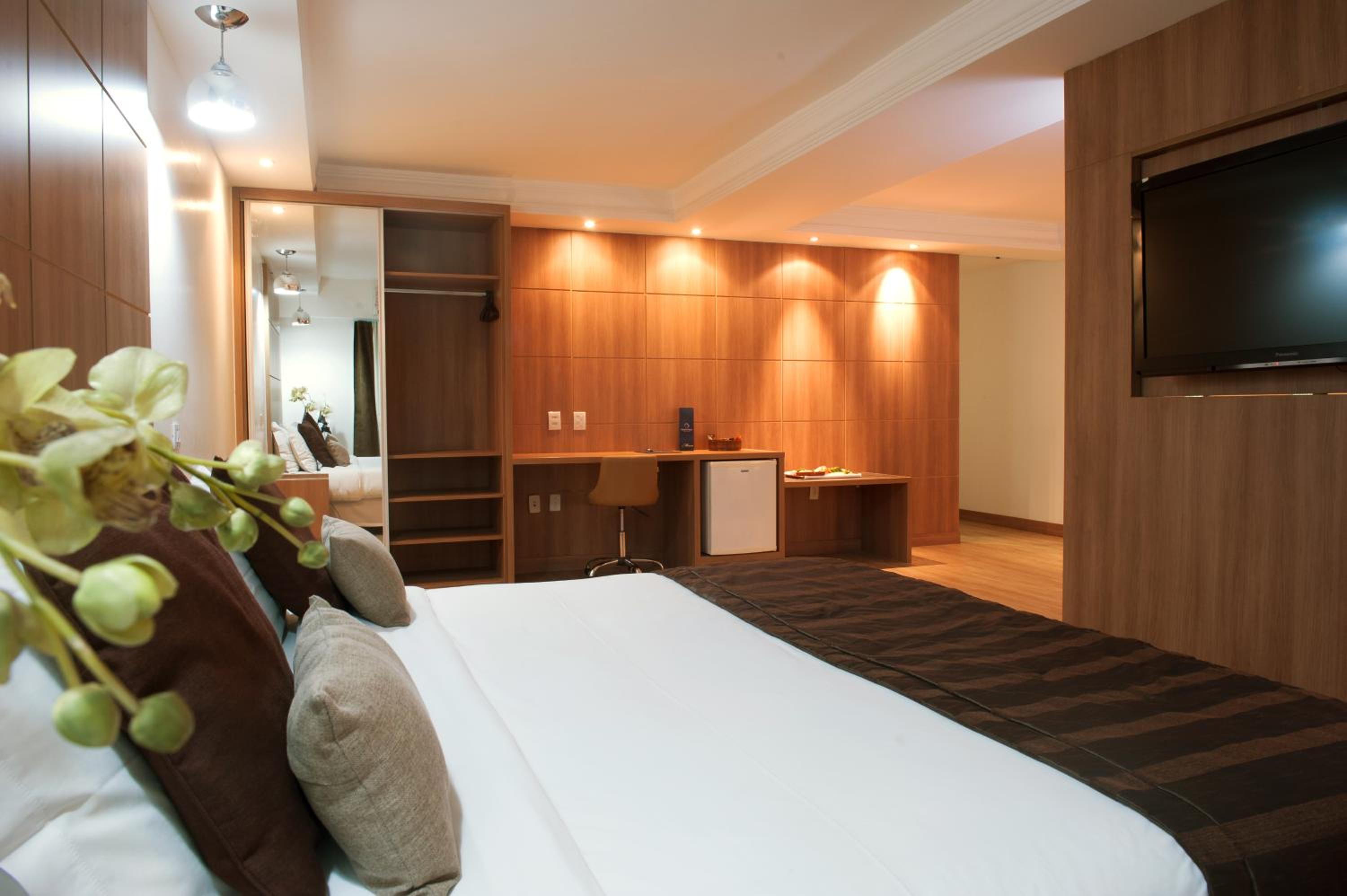 Deluxe Queen Suite