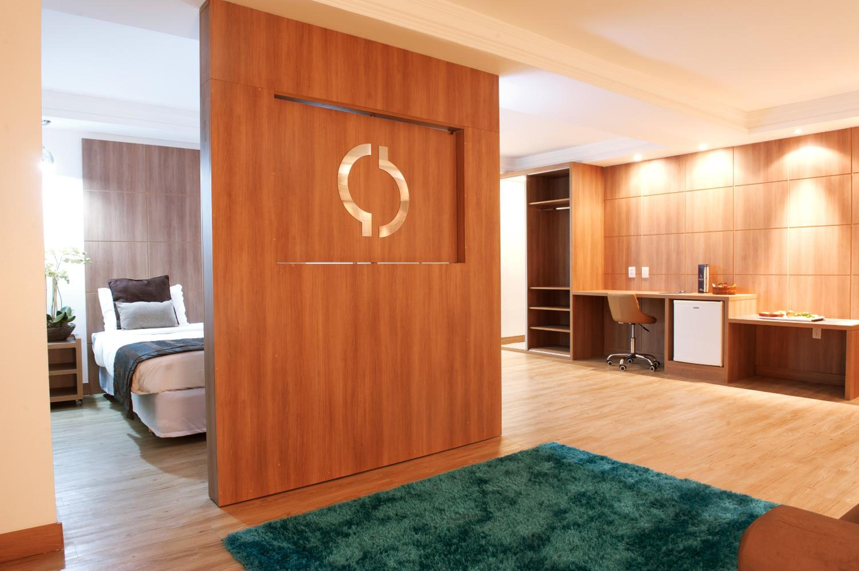 Deluxe Queen Suite photo 3