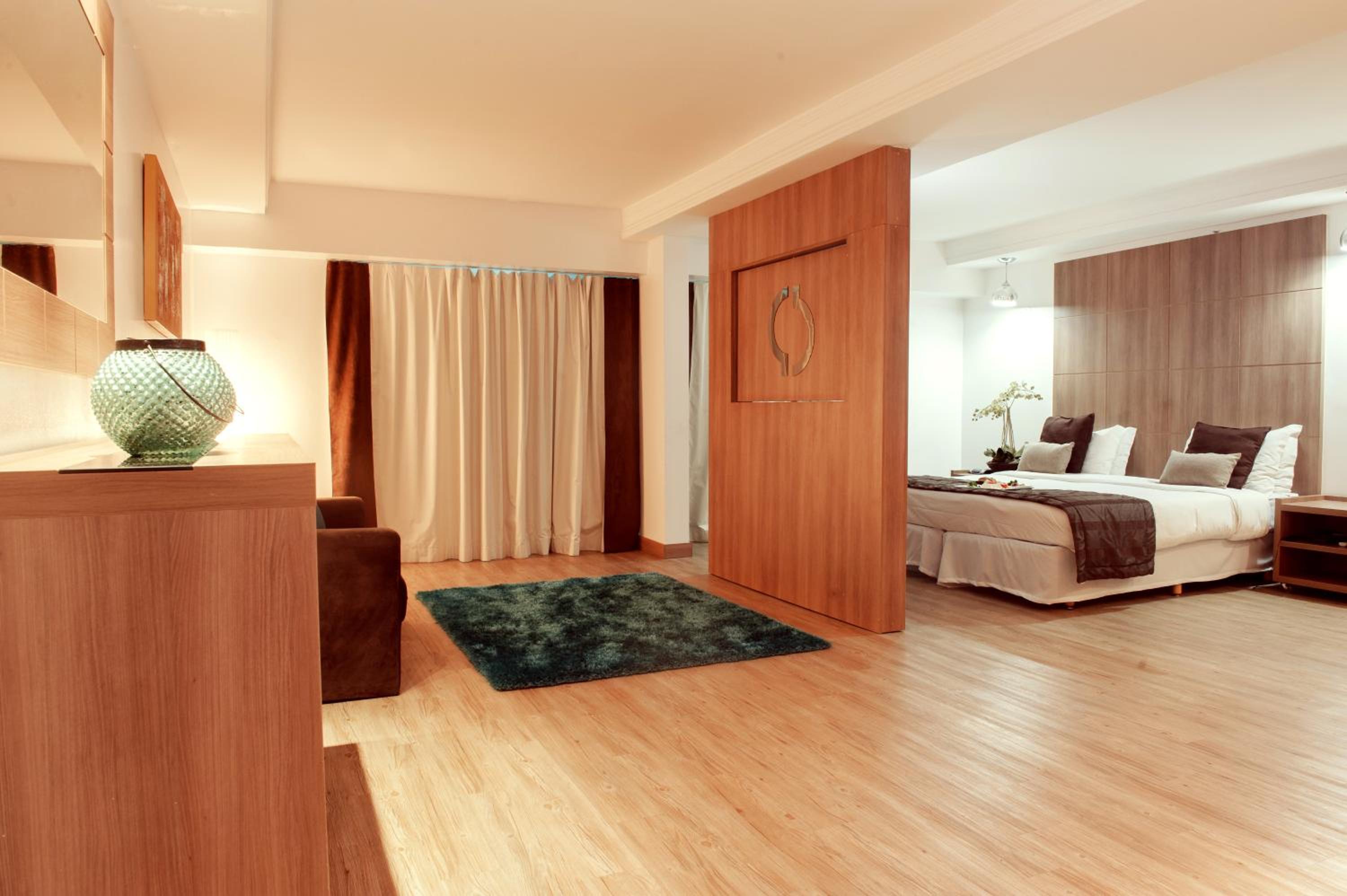 Deluxe Queen Suite photo 2