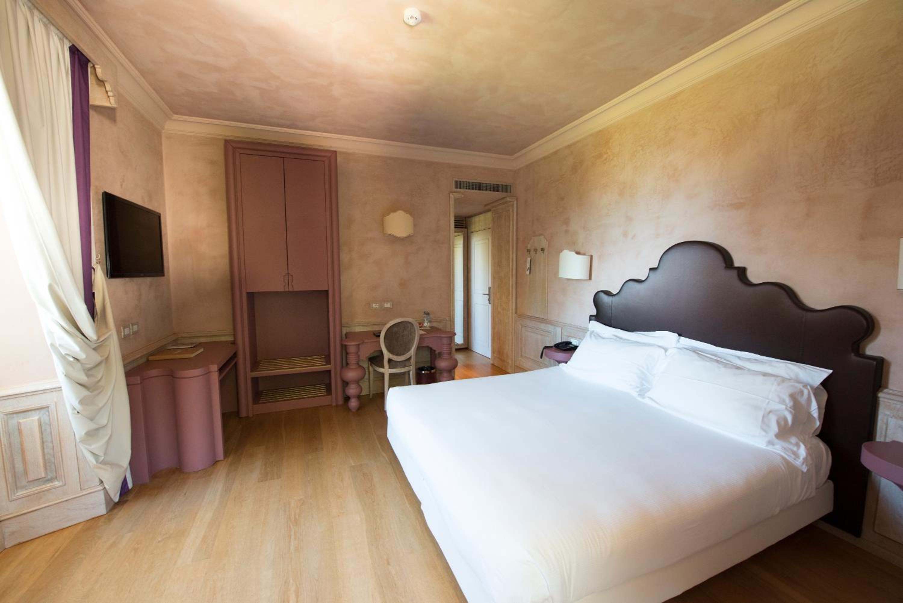 Deluxe Double Room with Sea View - Photo 11