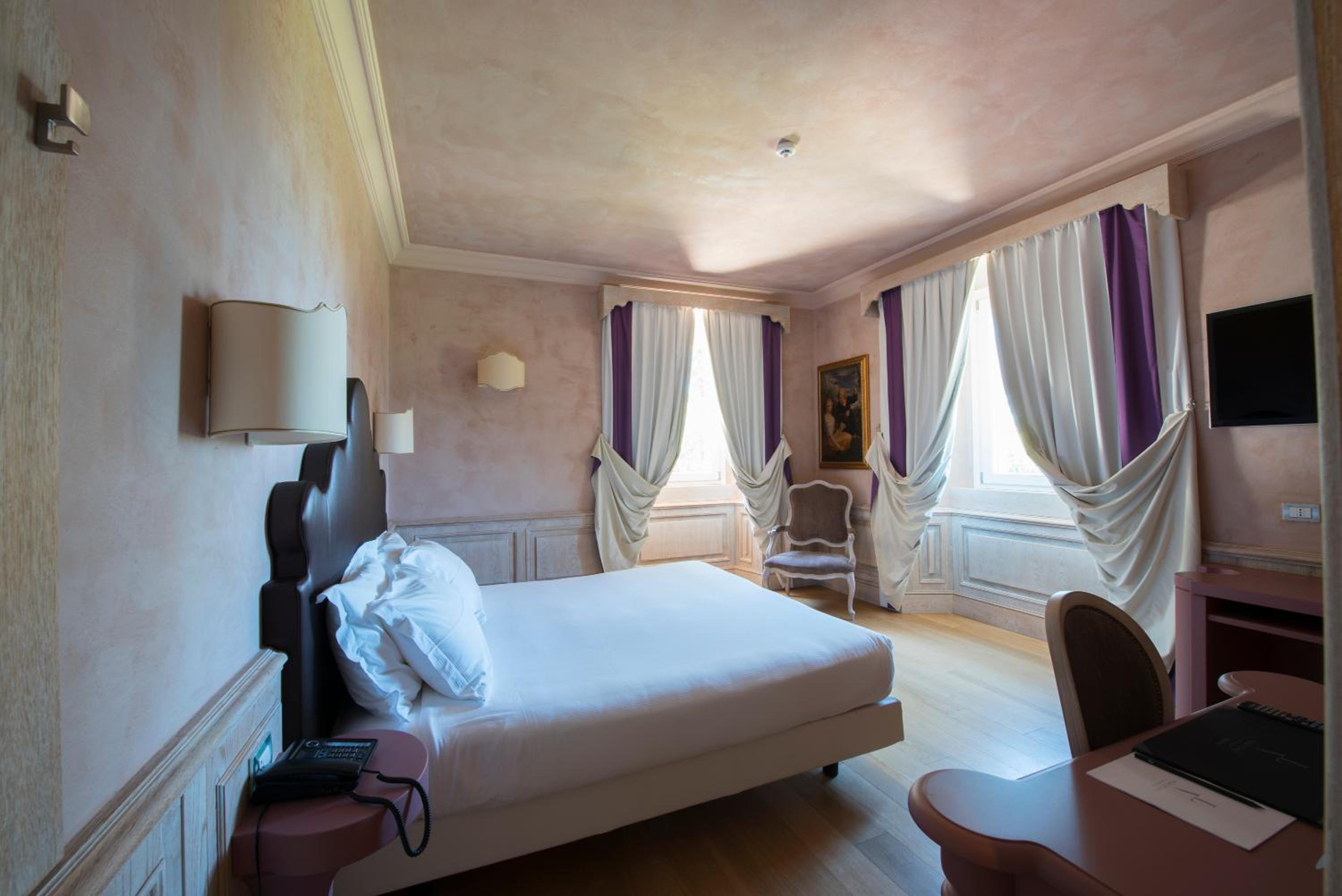 Deluxe Double Room with Sea View - Photo 12