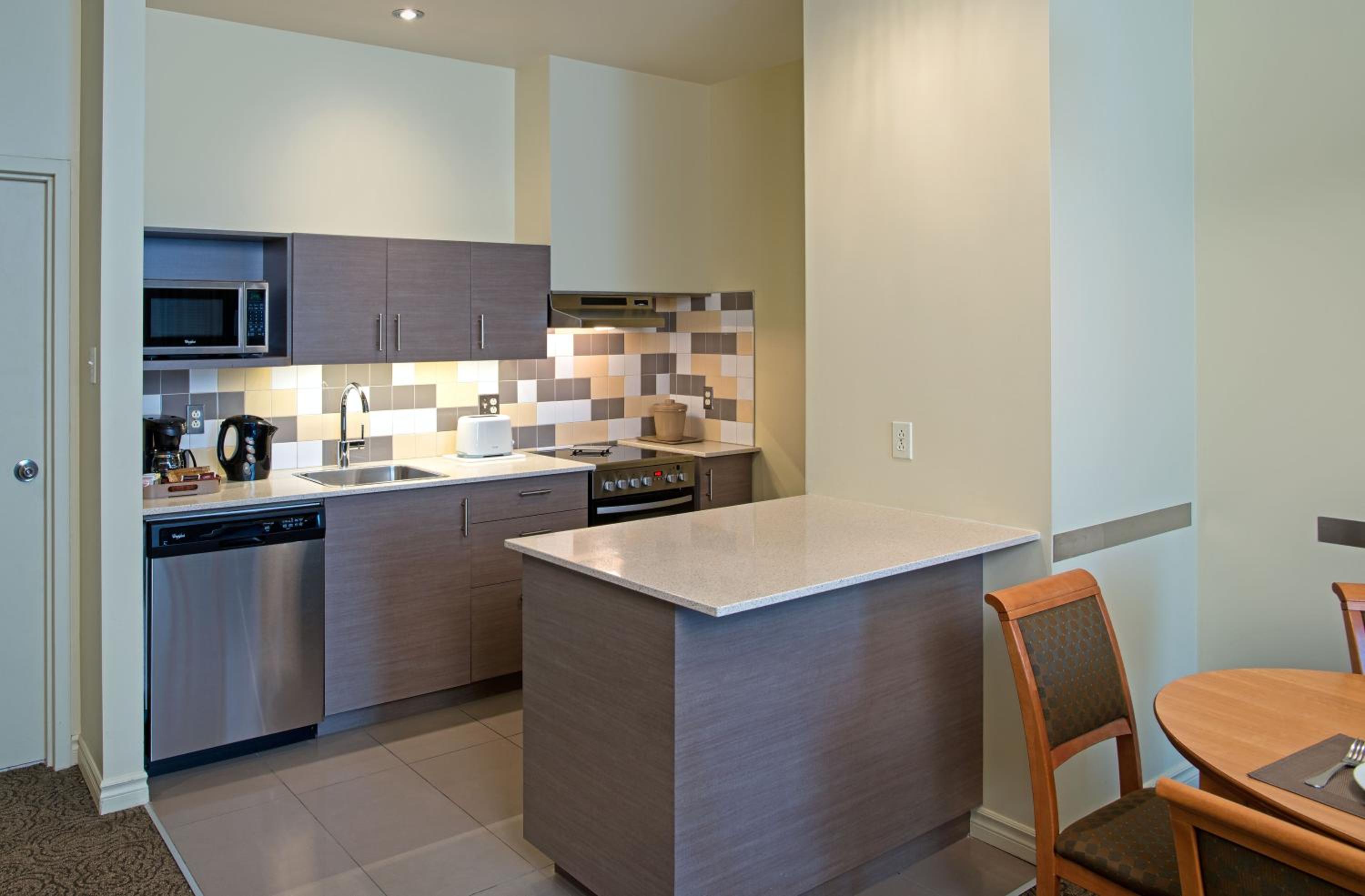 One-Bedroom King Suite - Photo 4