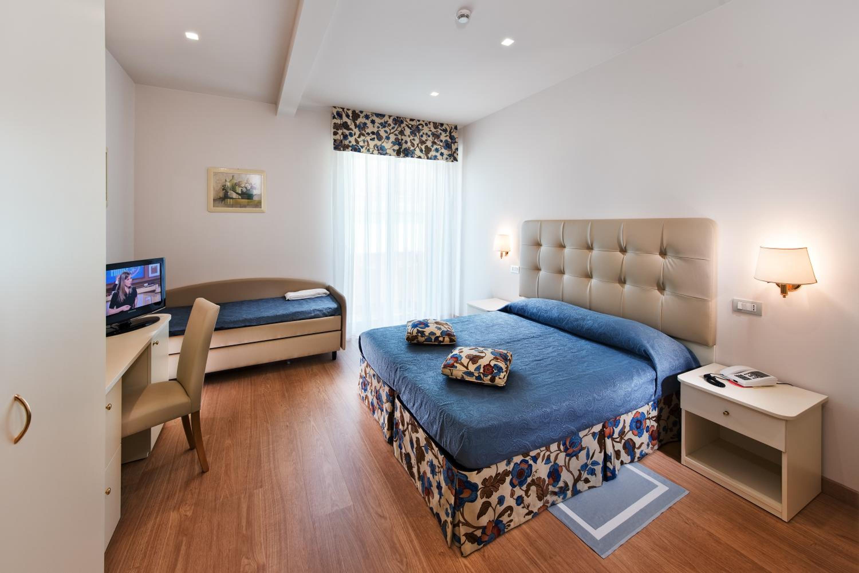 Family Room with Balcony photo 1