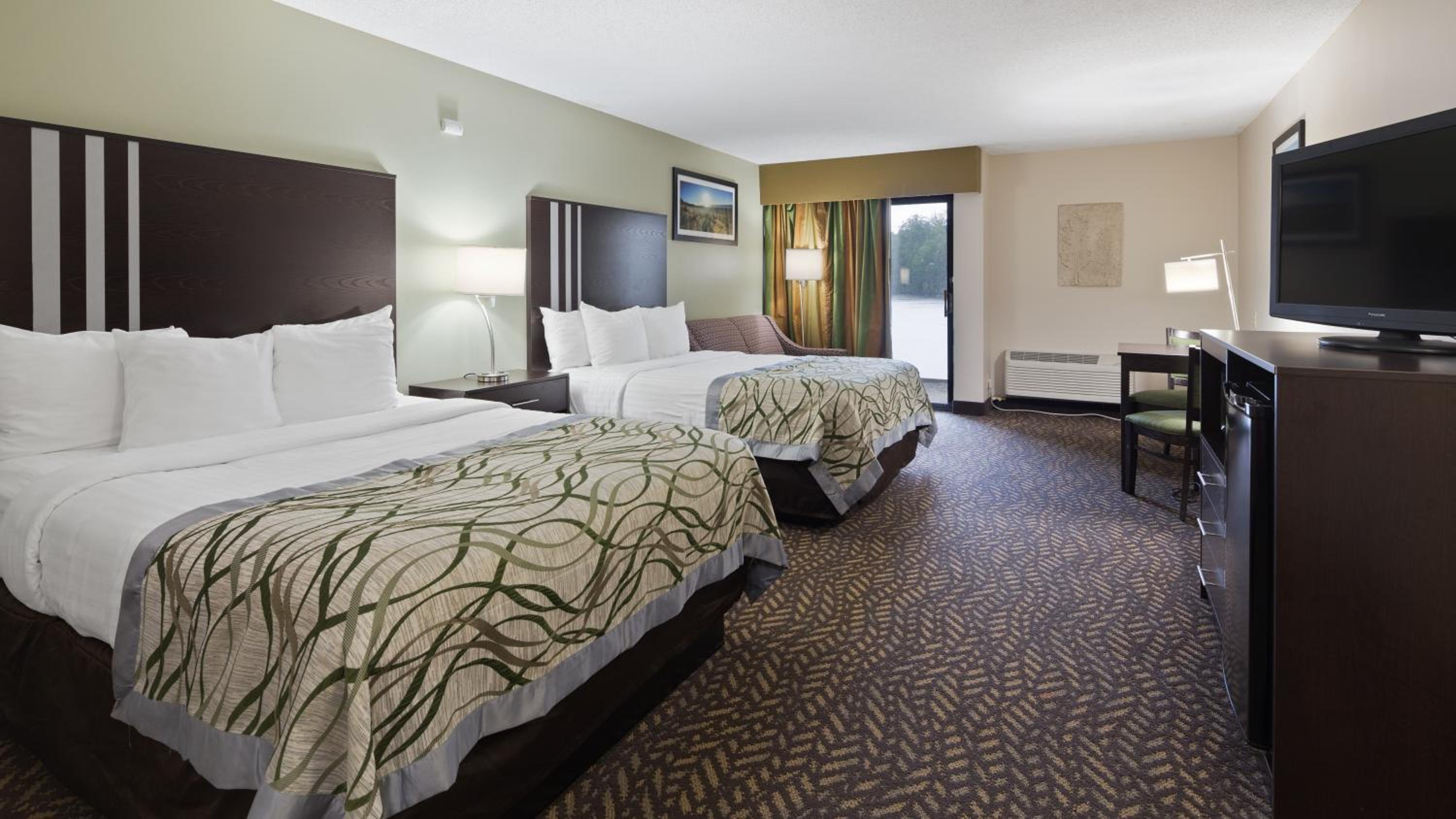 Queen Room with Two Queen Beds and Sofa Bed - Lake Side/Non-Smoking